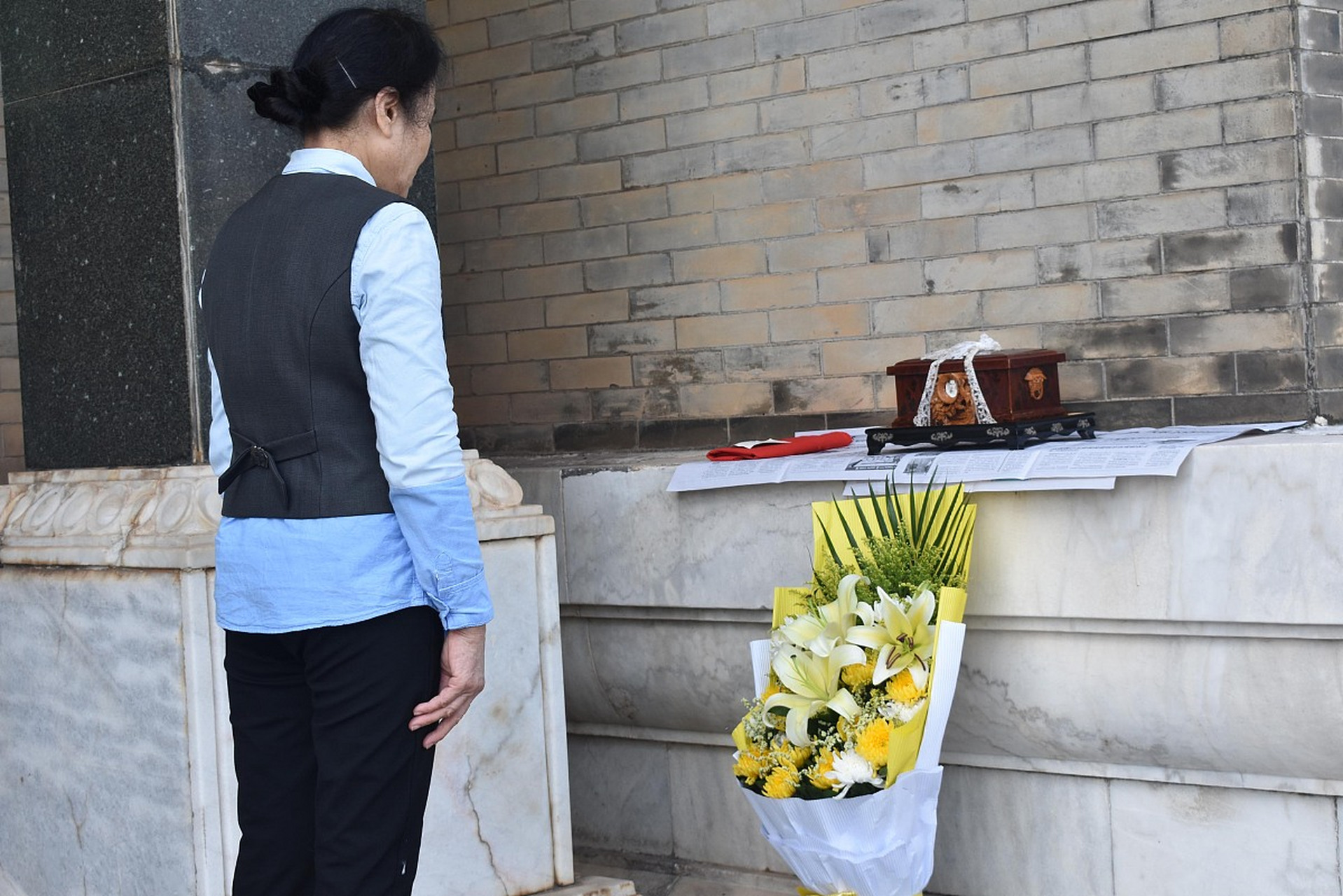 离家4公里的地方开了一个火葬场,门口一个邻居去上