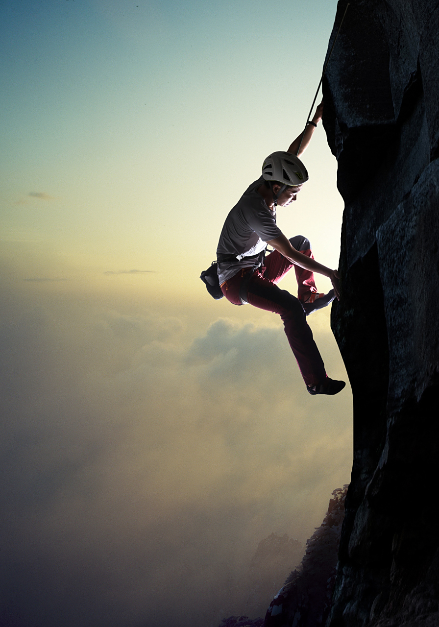 践越勇者多豪迈,道阻曲折钝锐前;自持坚韧赴明日,毅然决然裹向前.