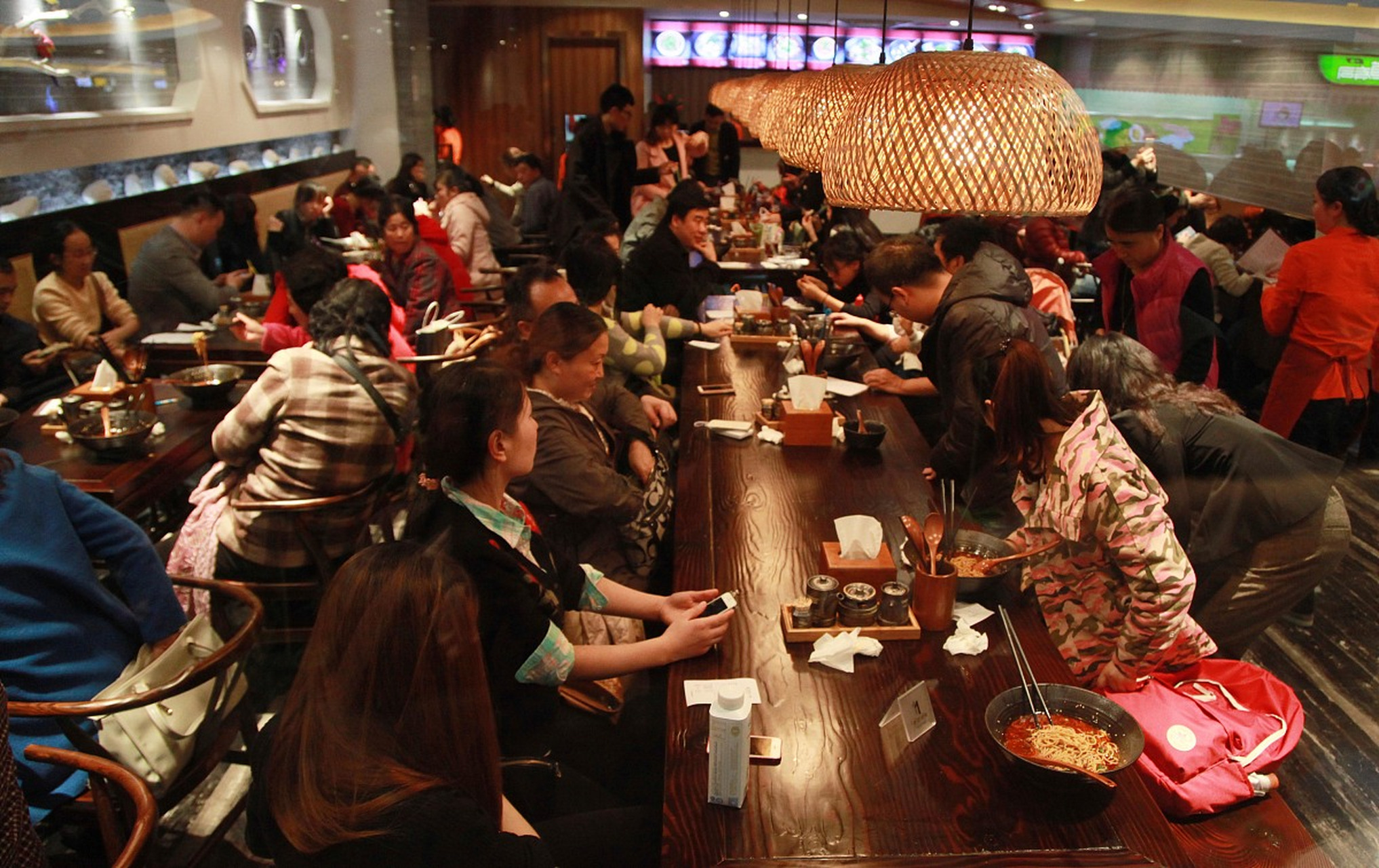 经济形势不好,节衣缩食的人越来越多了,餐馆的生意越来越难做.