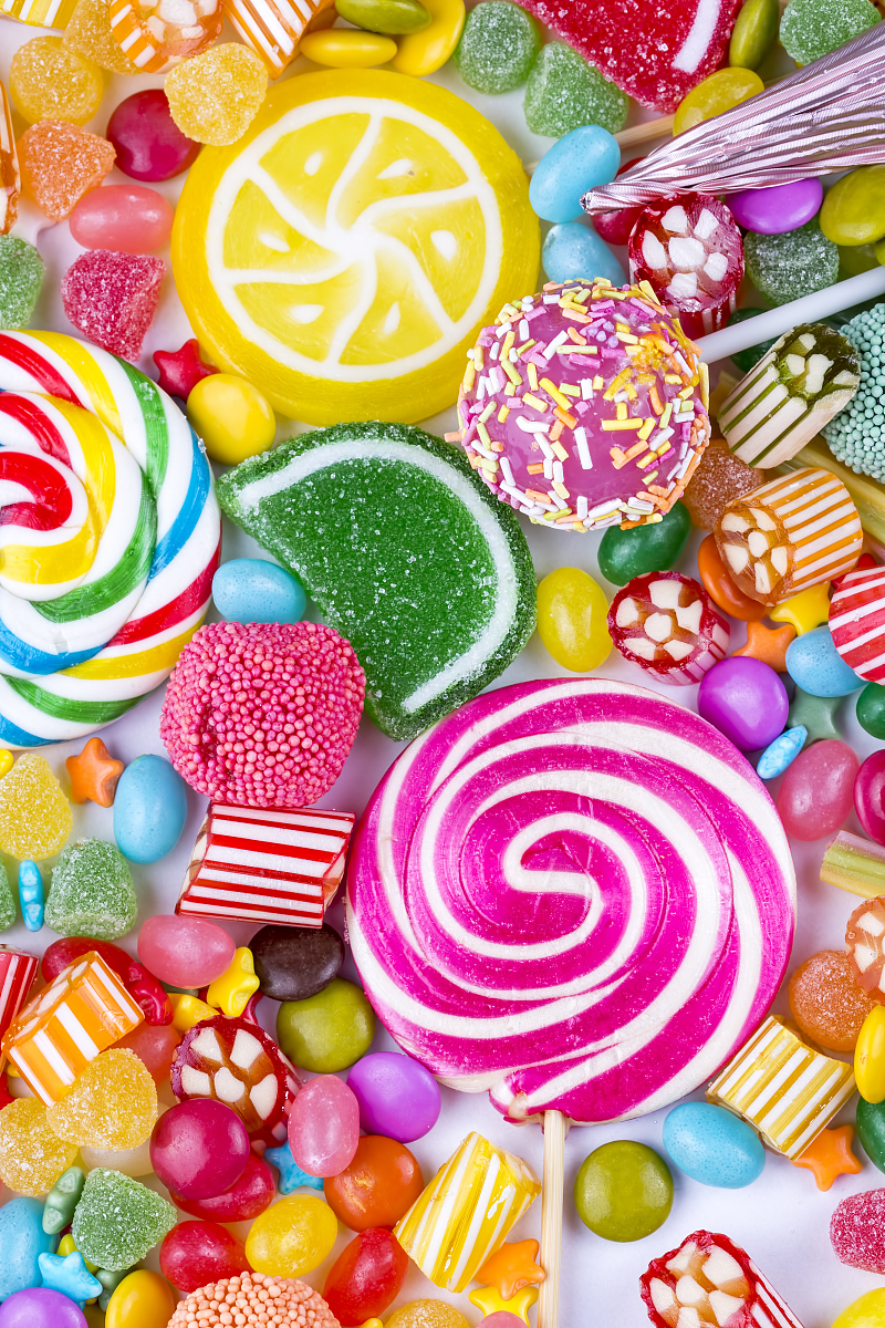 其实,我们平时吃的糖果中的甜味并不是来自糖本身,而是来自糖分子在