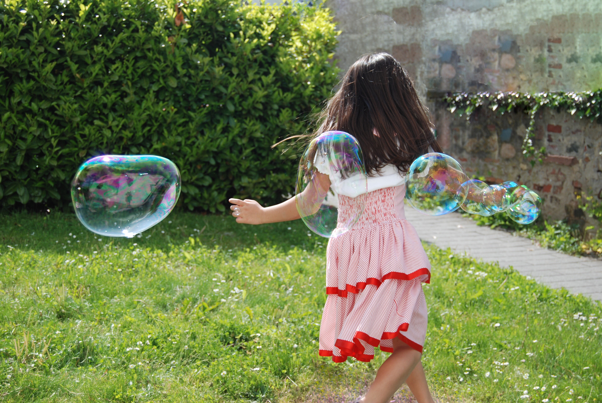 今天,我在公园的长椅上,遇见了一个吹泡泡的小朋友