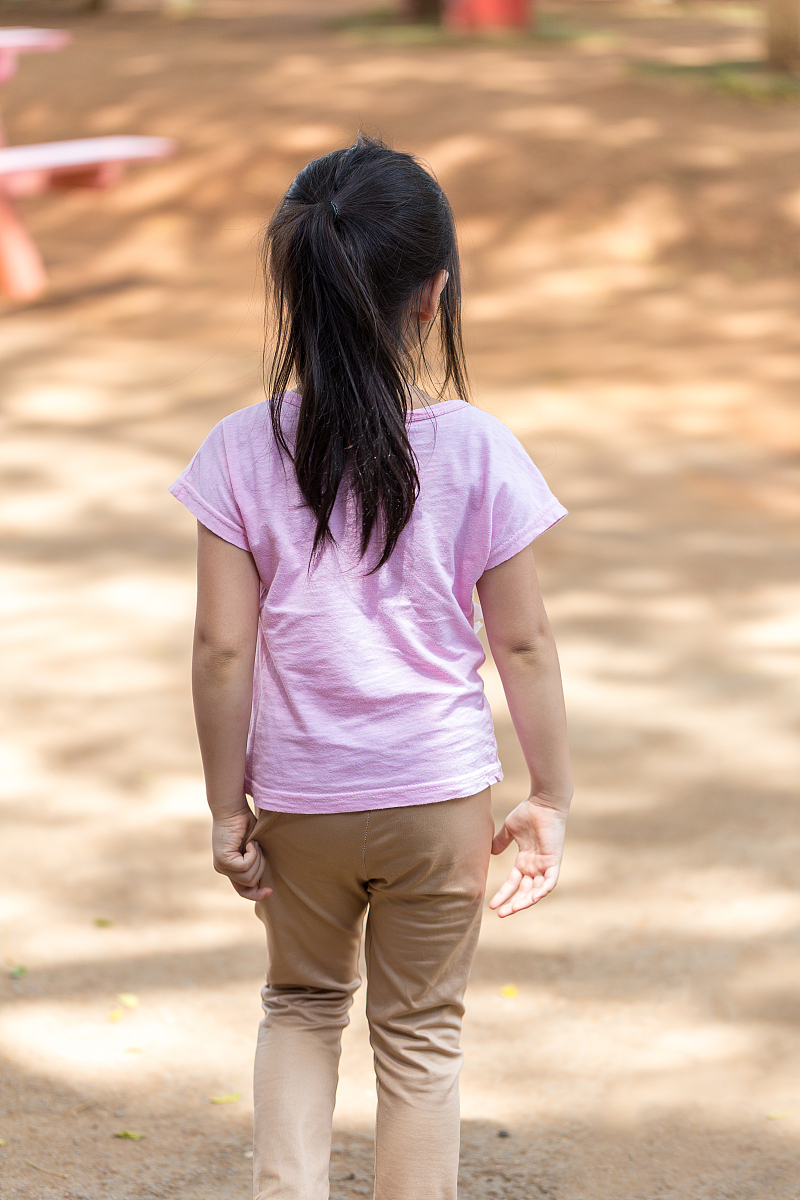 今天早上,看到一个小朋友,很小的一个女孩子,个子只有一米二左右,很瘦