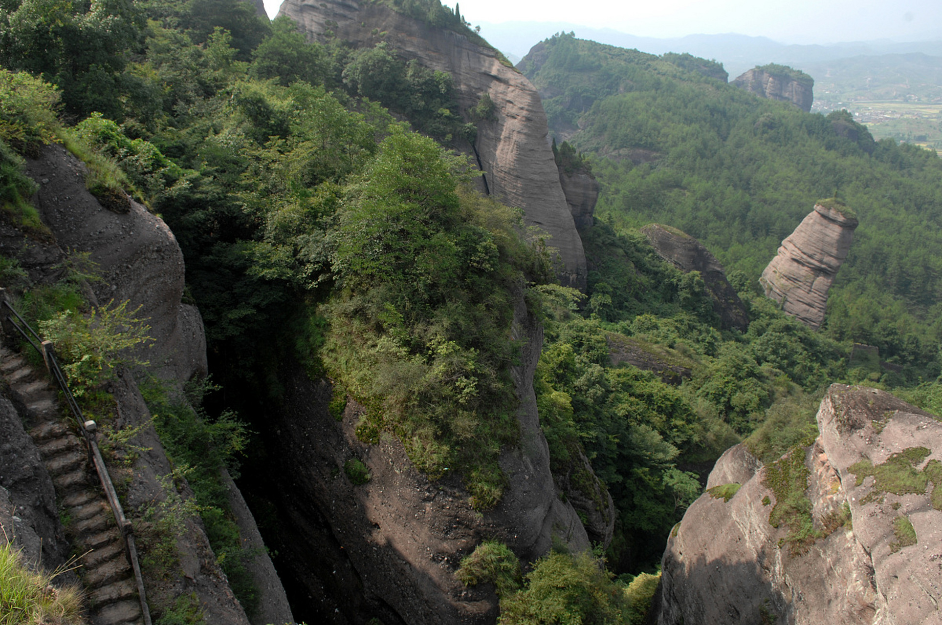 今天我们要一起去探索一座神奇的山峰——冠豸山.这座山因何得名?