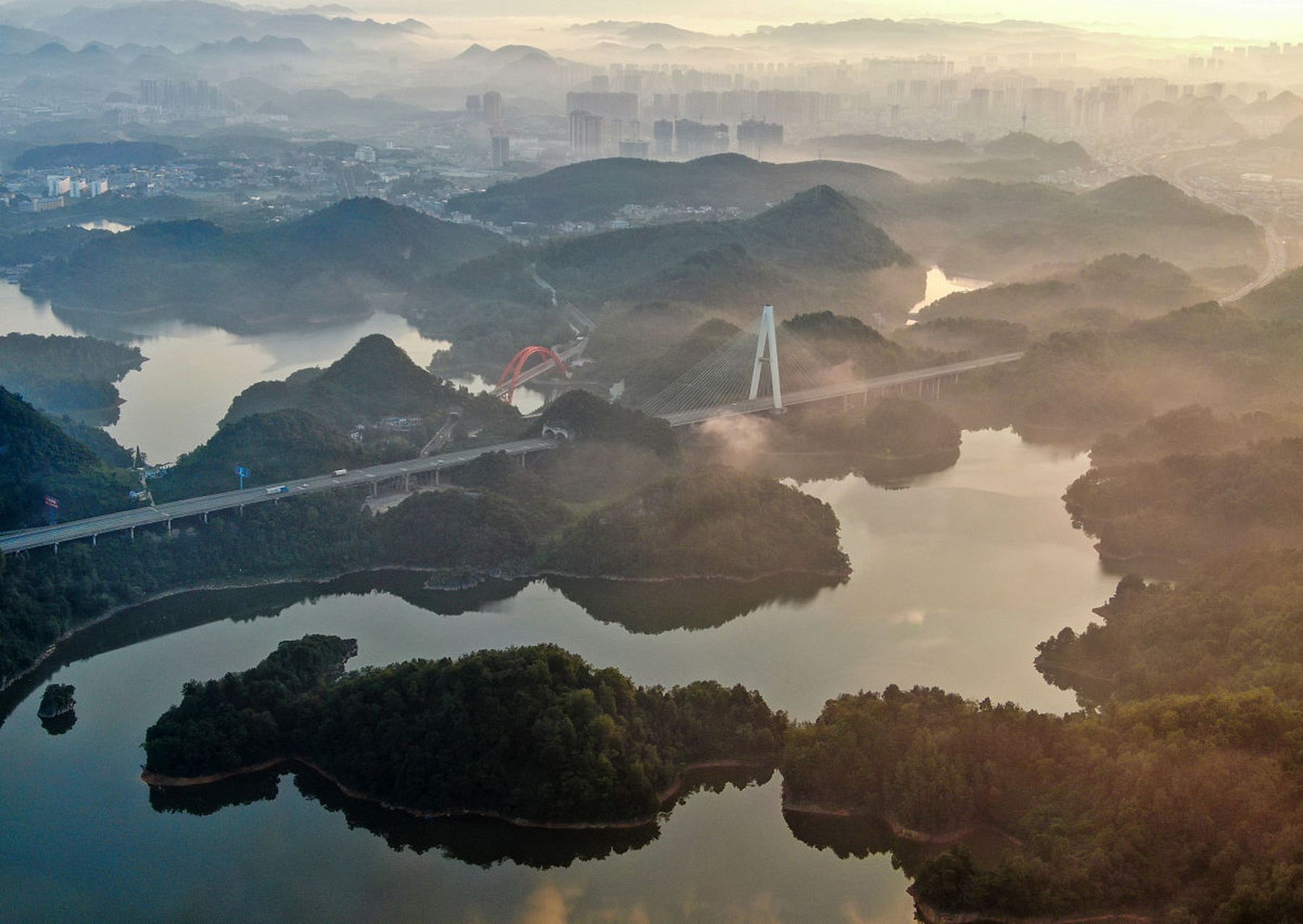 城市点评#红枫湖,位于贵州省贵阳市清镇市,是一处国家级风景名胜区