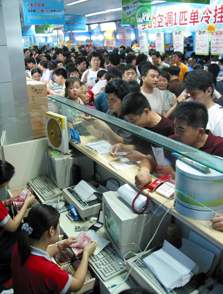 医院里,熙熙攘攘的人群中,最忙碌的身影并非身居高位的管理者,也非