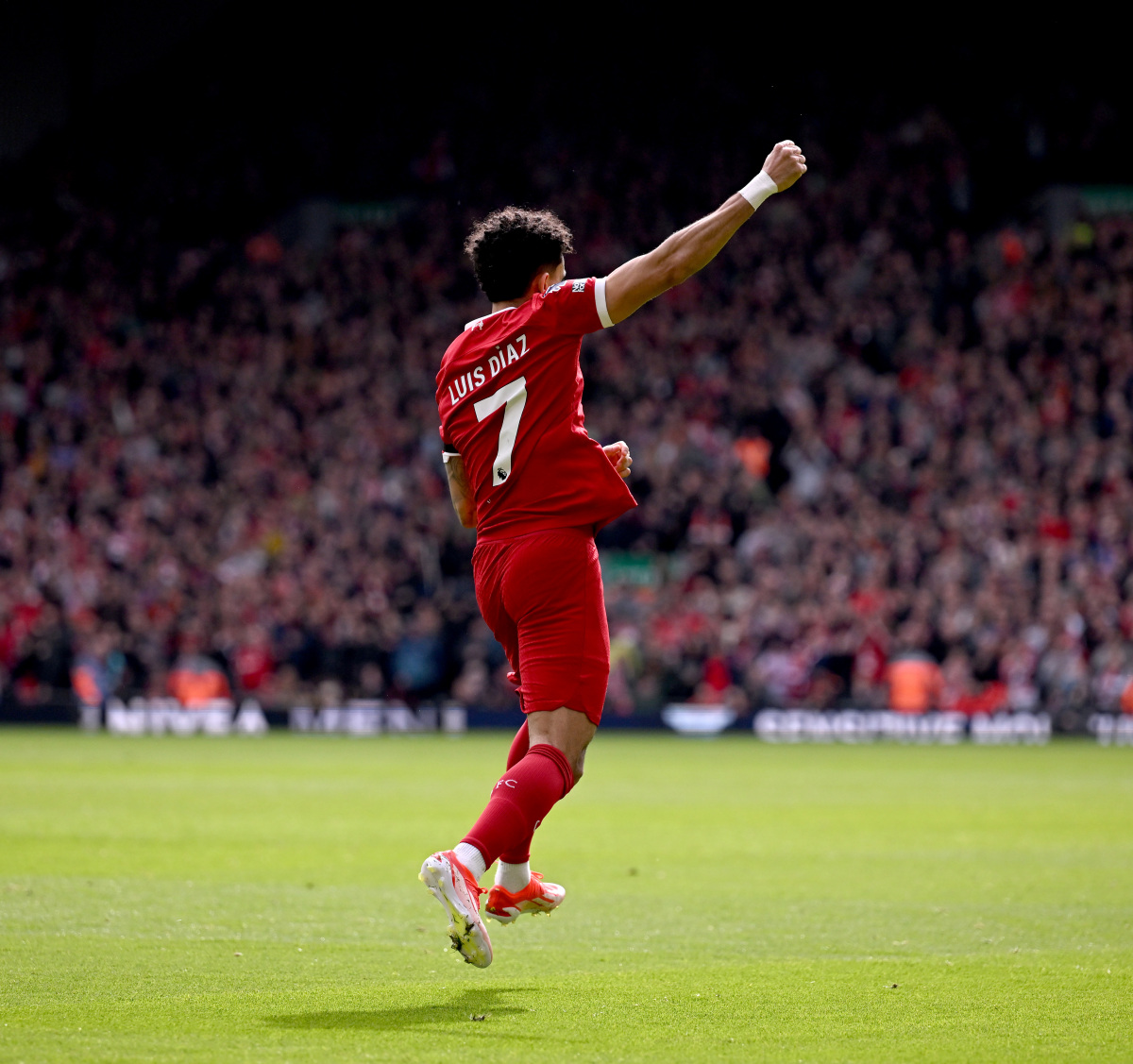 莱万已经打进20球9助攻,对于一个36岁的老将来说已经很不错了,巴萨嫌