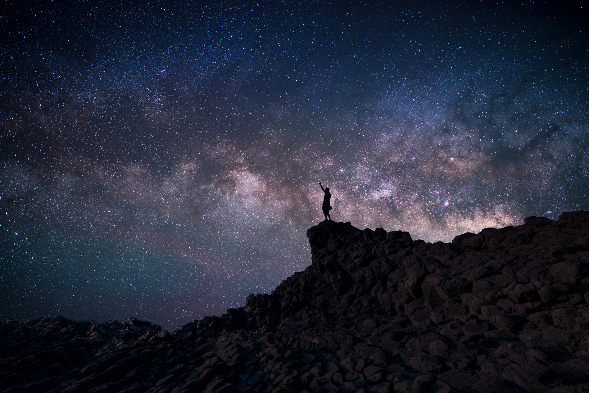 分钟讲科普#银河系:探索宇宙的无尽奥秘  你是否曾在夜晚抬头仰望星空