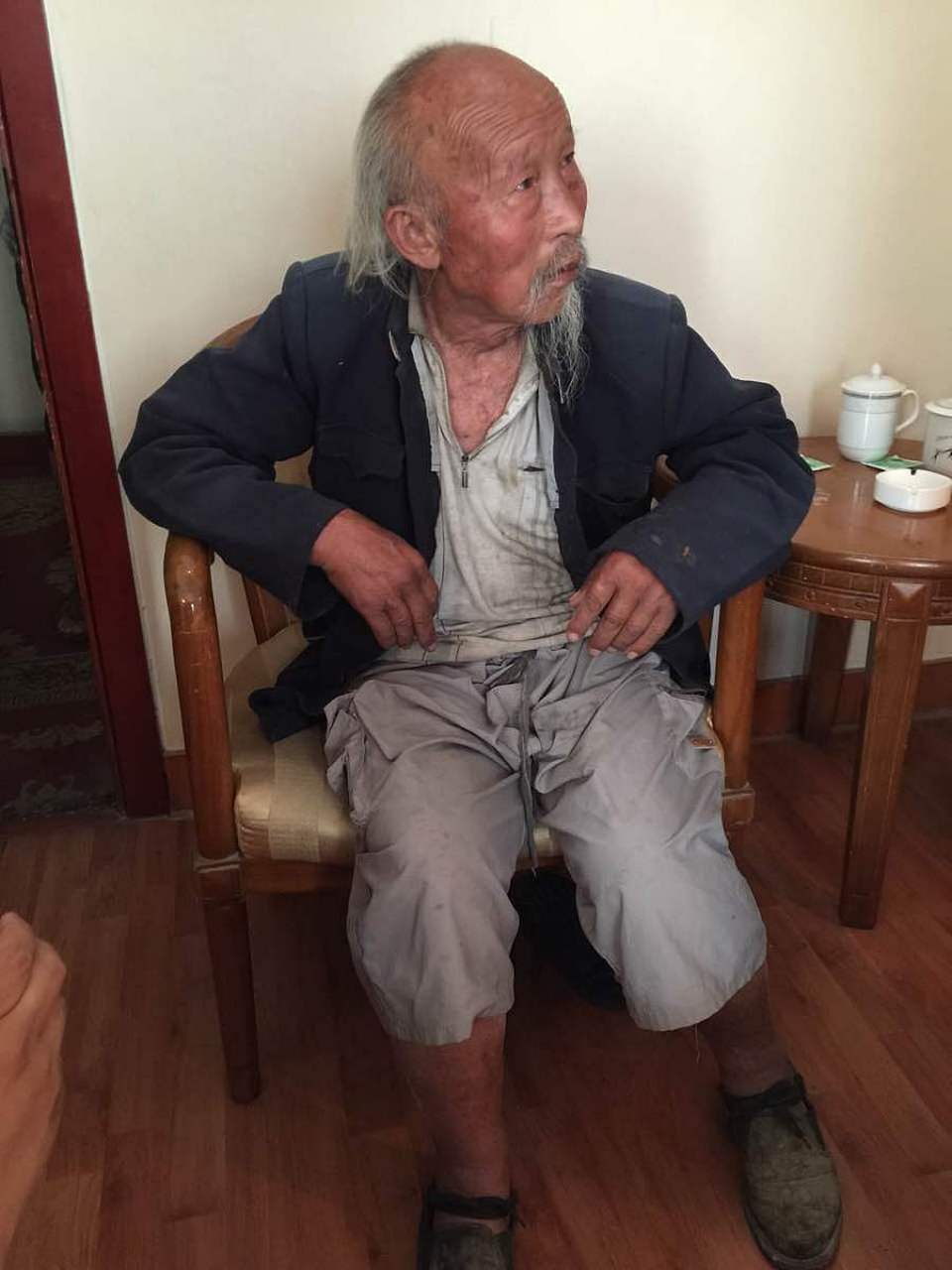 他的衣服挂在他的骨架上,显得空荡荡的,仿佛一阵风就能将他穿透.
