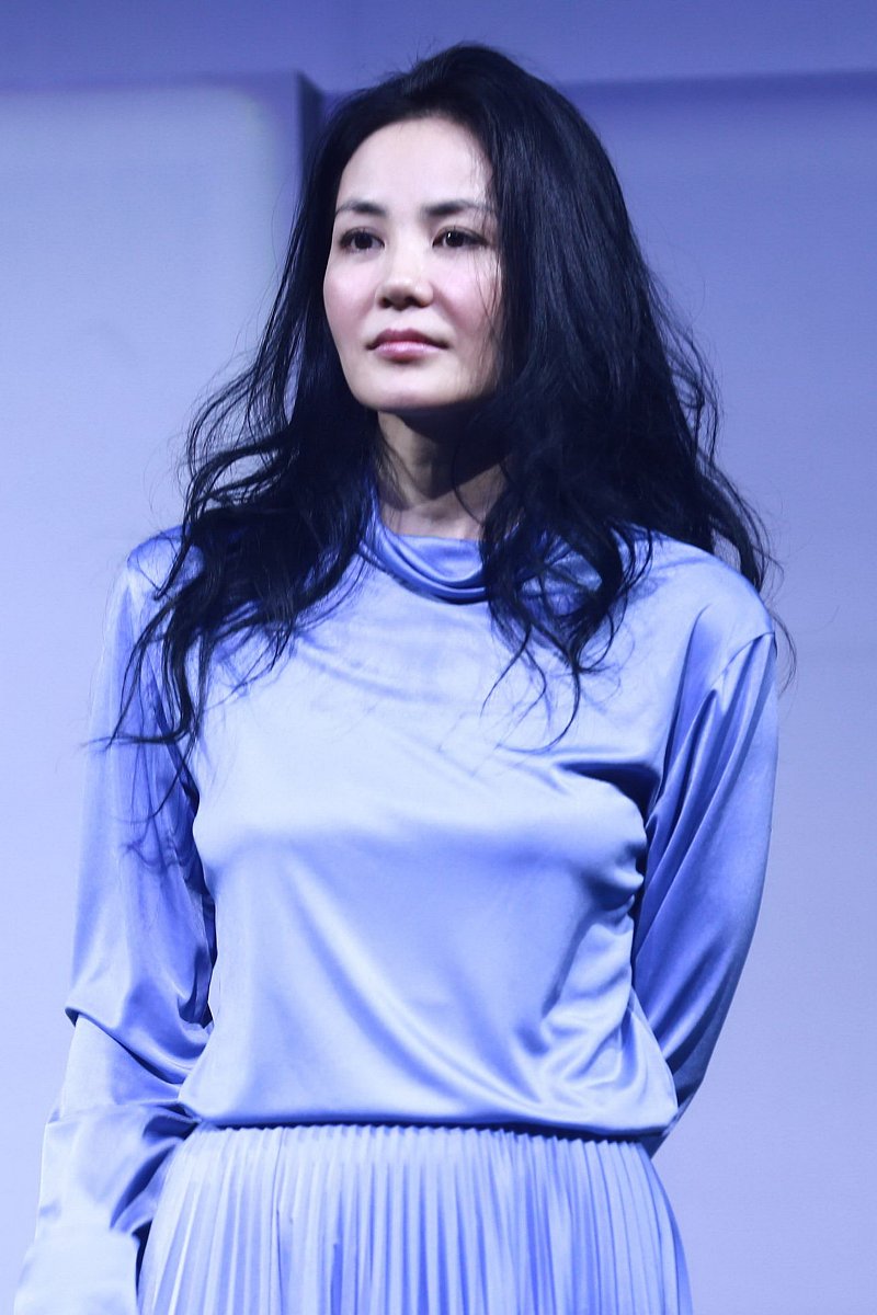 王菲,这位拥有独特魅力的恒星,在她55岁的年龄依然保持着青春的容颜和