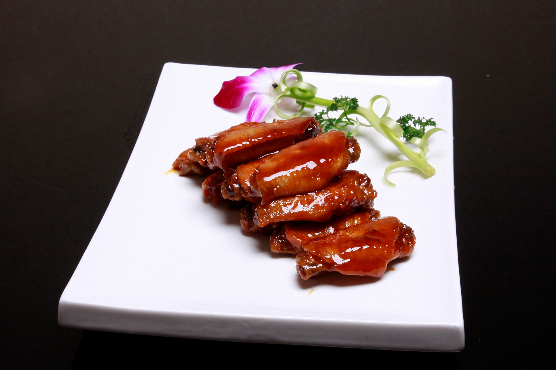 可乐鸡翅是一道美味家常菜,它的制作方法简单易学,只需几步就可以