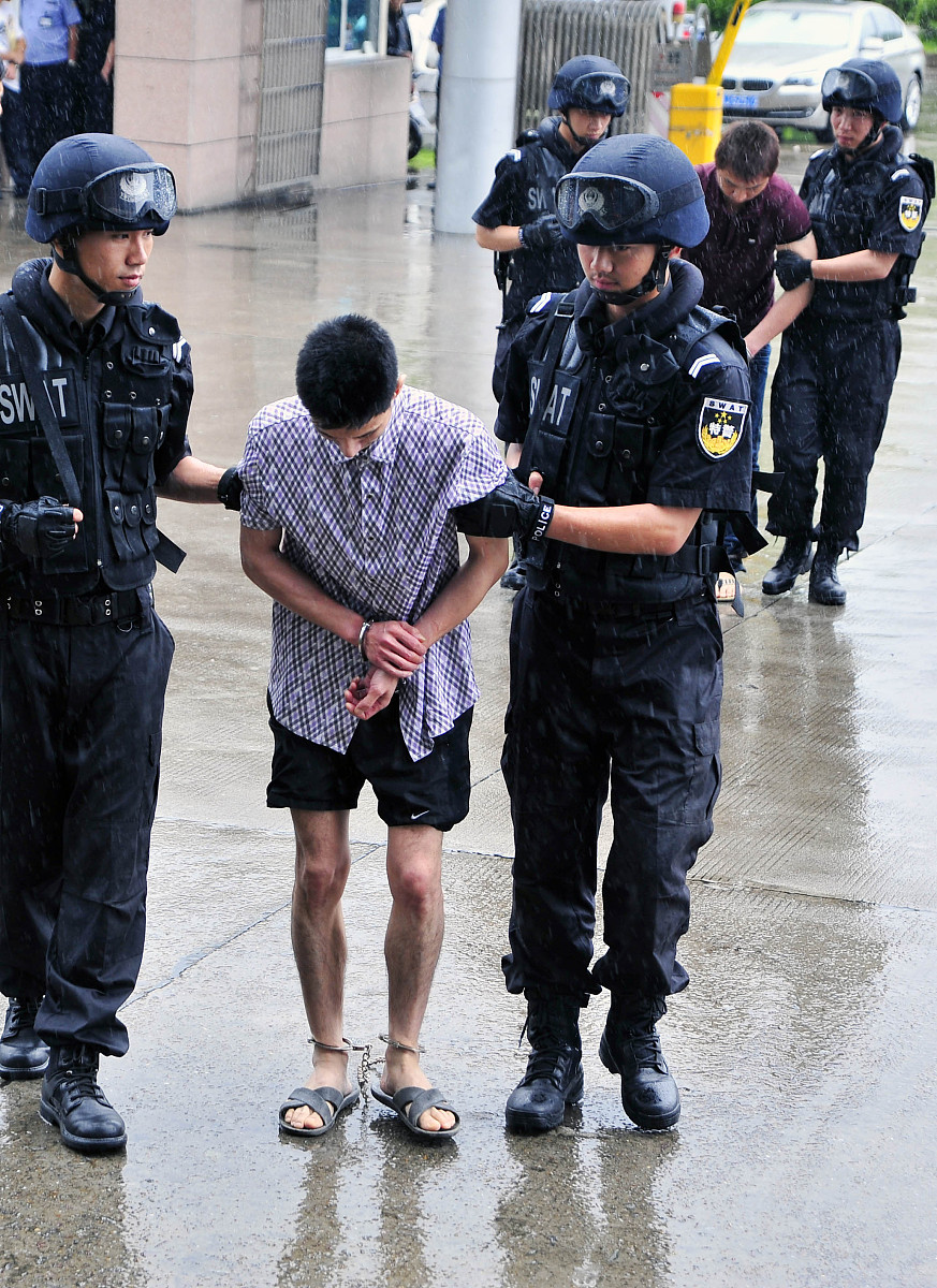 从公布的视频中可见,犯罪嫌疑人伤害了许多人,显然已经抱着必死的