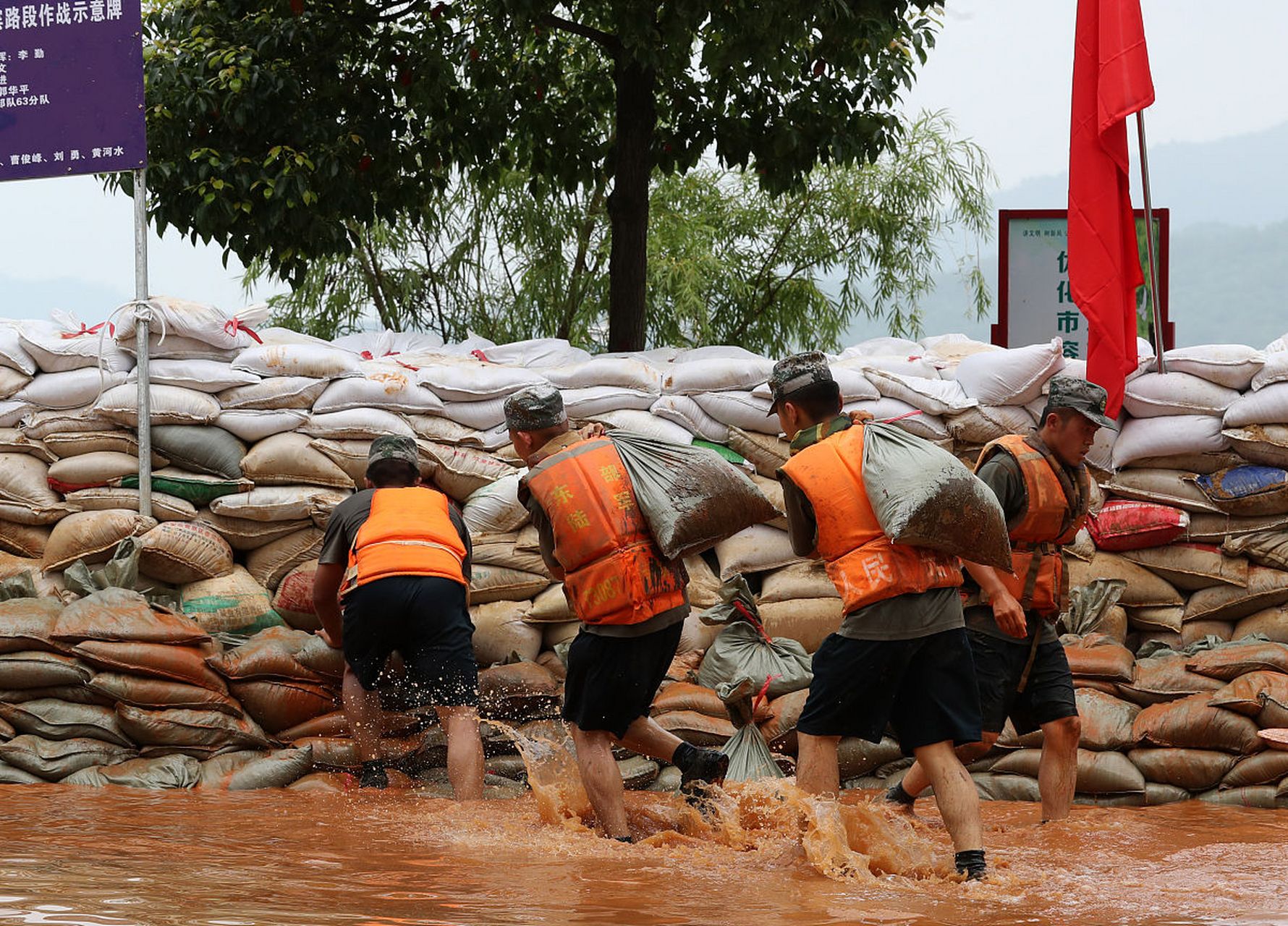 然而,与1998年抗洪的热烈支援相比,此次灾难似乎并未引起同样的捐助
