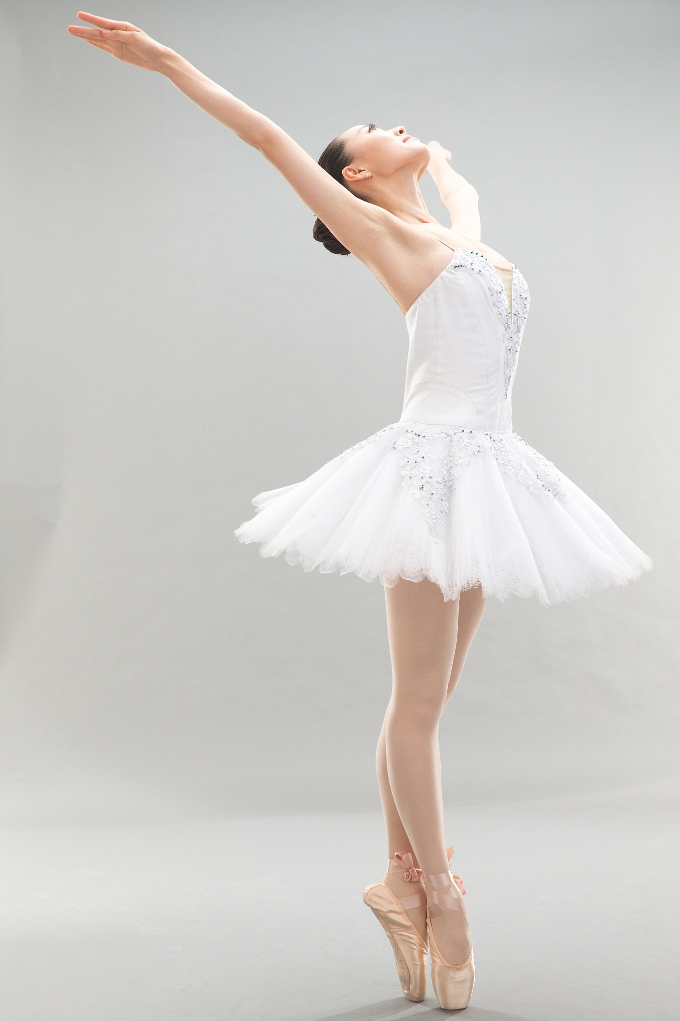 今天,我有幸观赏了一场绝美的芭蕾演出,那些舞者在舞台上翩翩起舞