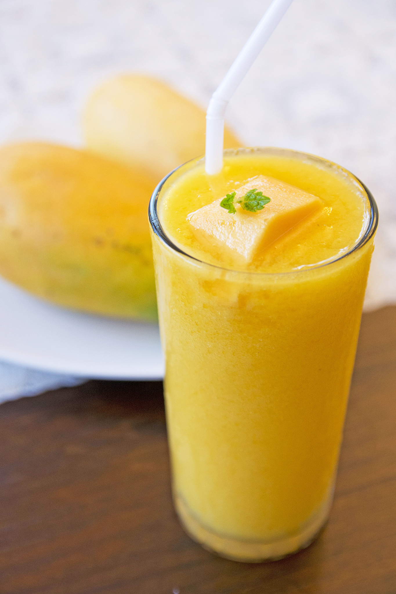 芒果冰沙  将饱满多汁的新鲜芒果与晶莹剔透的碎冰巧妙融合,精心搅拌