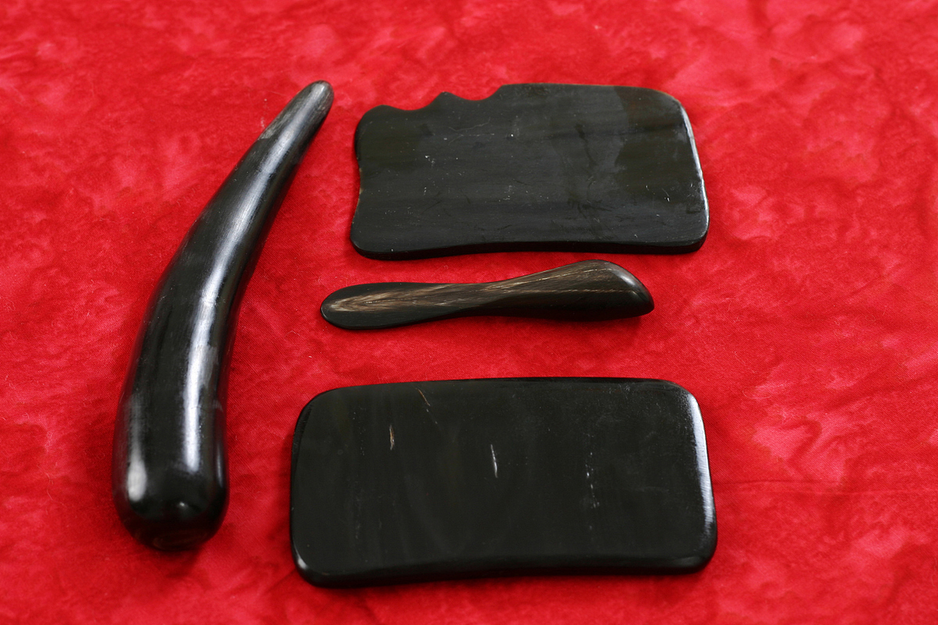 砭石刮痧板是一种传统的中医理疗工具,具有多种功效和作用.