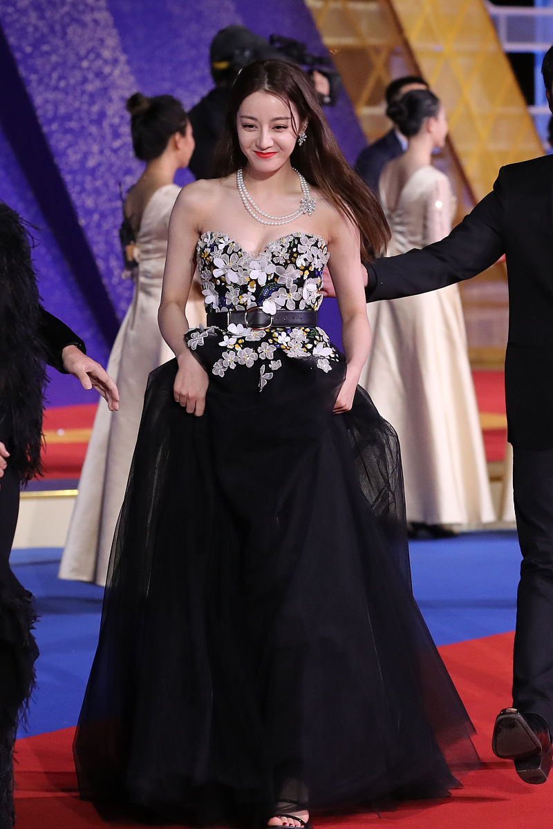 金鸡奖闭幕式上,迪丽热巴的造型亮相,果然美女都是360度无死角的!