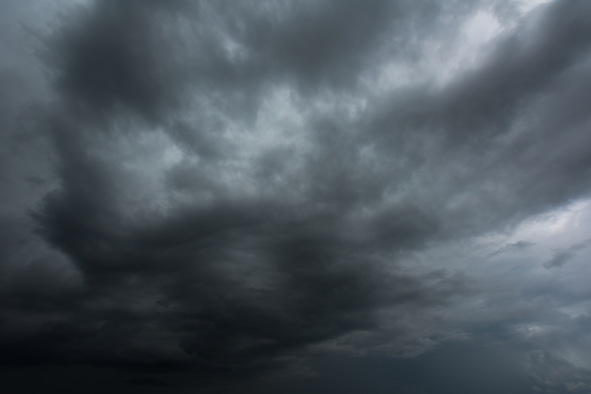 乌云密布,天空压抑得让人喘不过气