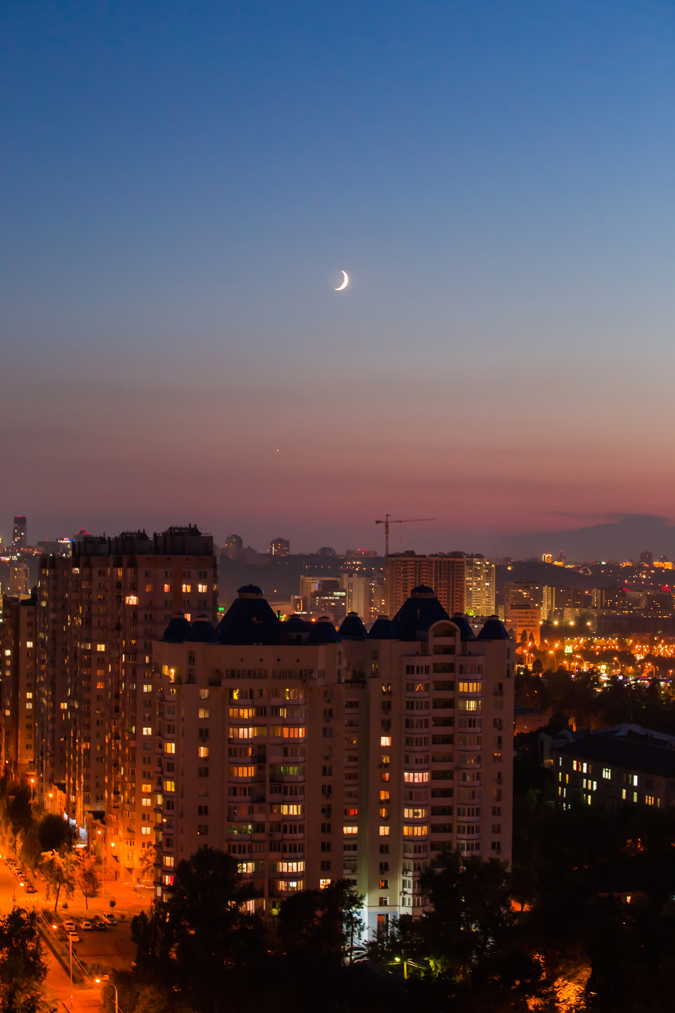 夜幕降临,世界都安静下来,我躺在沙发上,听着音乐,享受这份难得的