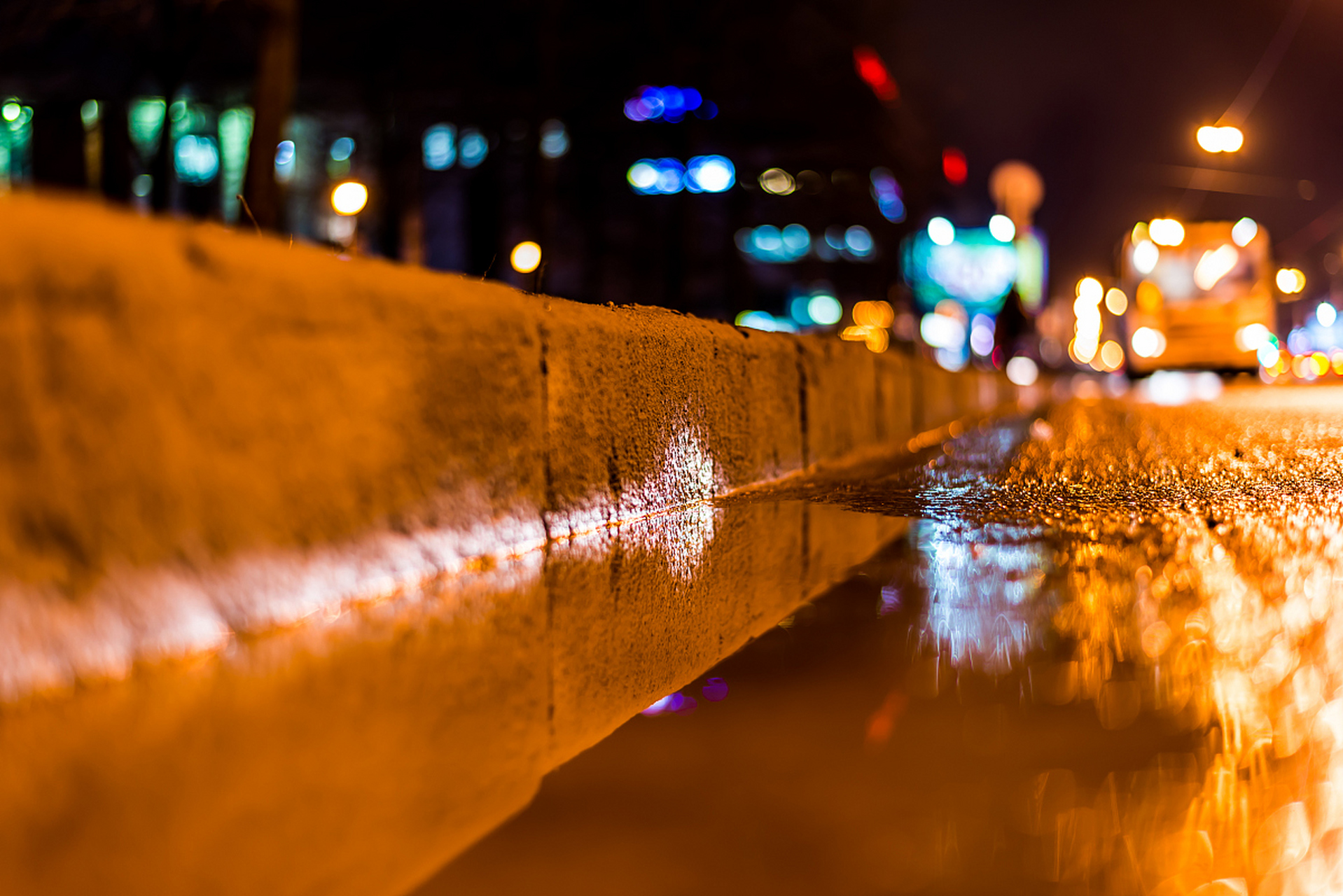 夜色渐浓,窗外的街灯显得愈发孤独.