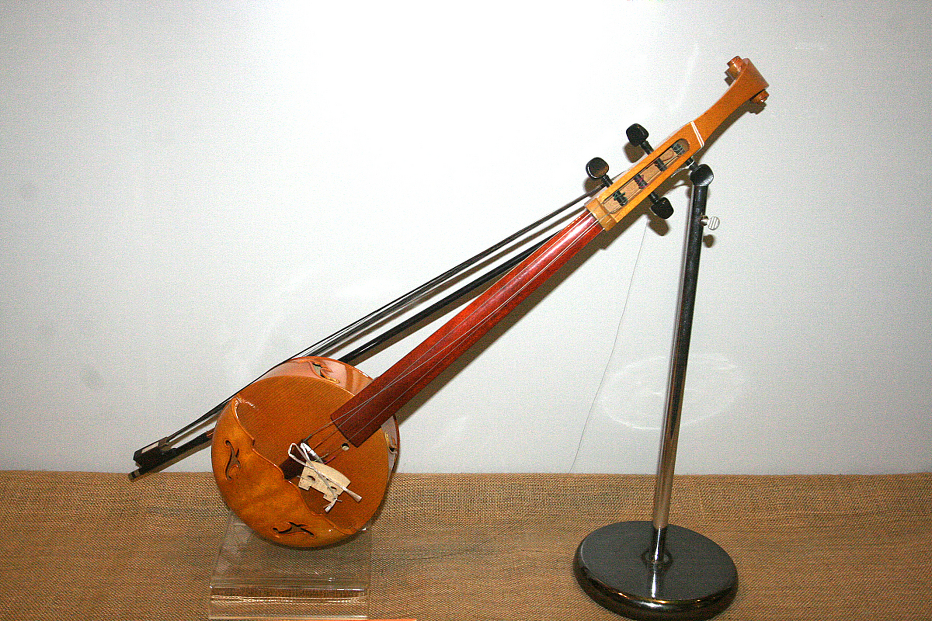 四弦琴,又称四胡,四弦胡琴,蒙古四胡,是蒙古族最具代表性的乐器之一