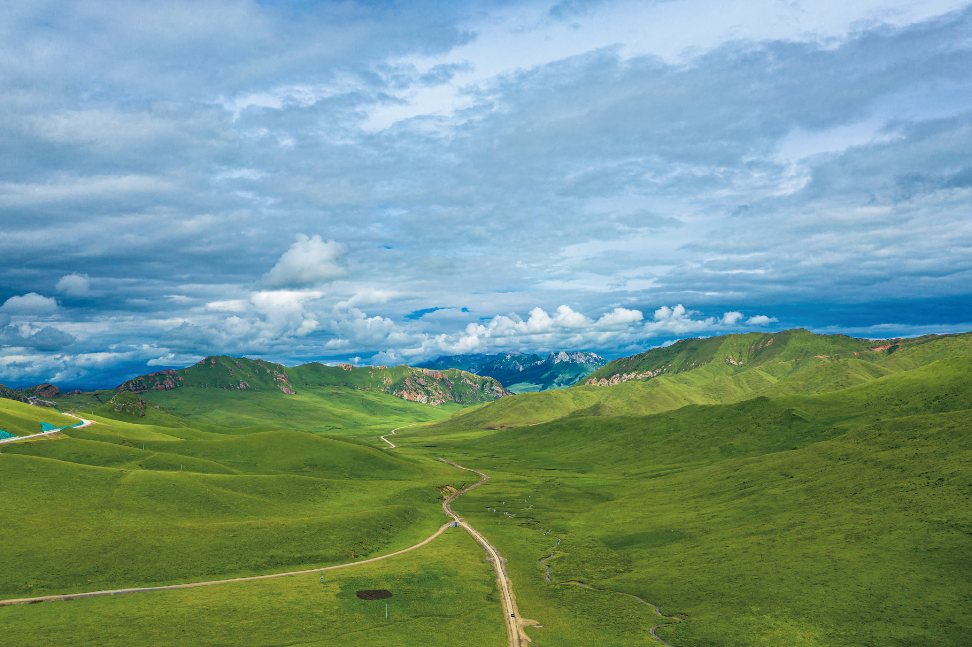 山河大地,壮丽辽阔,行走其间,如诗如画.