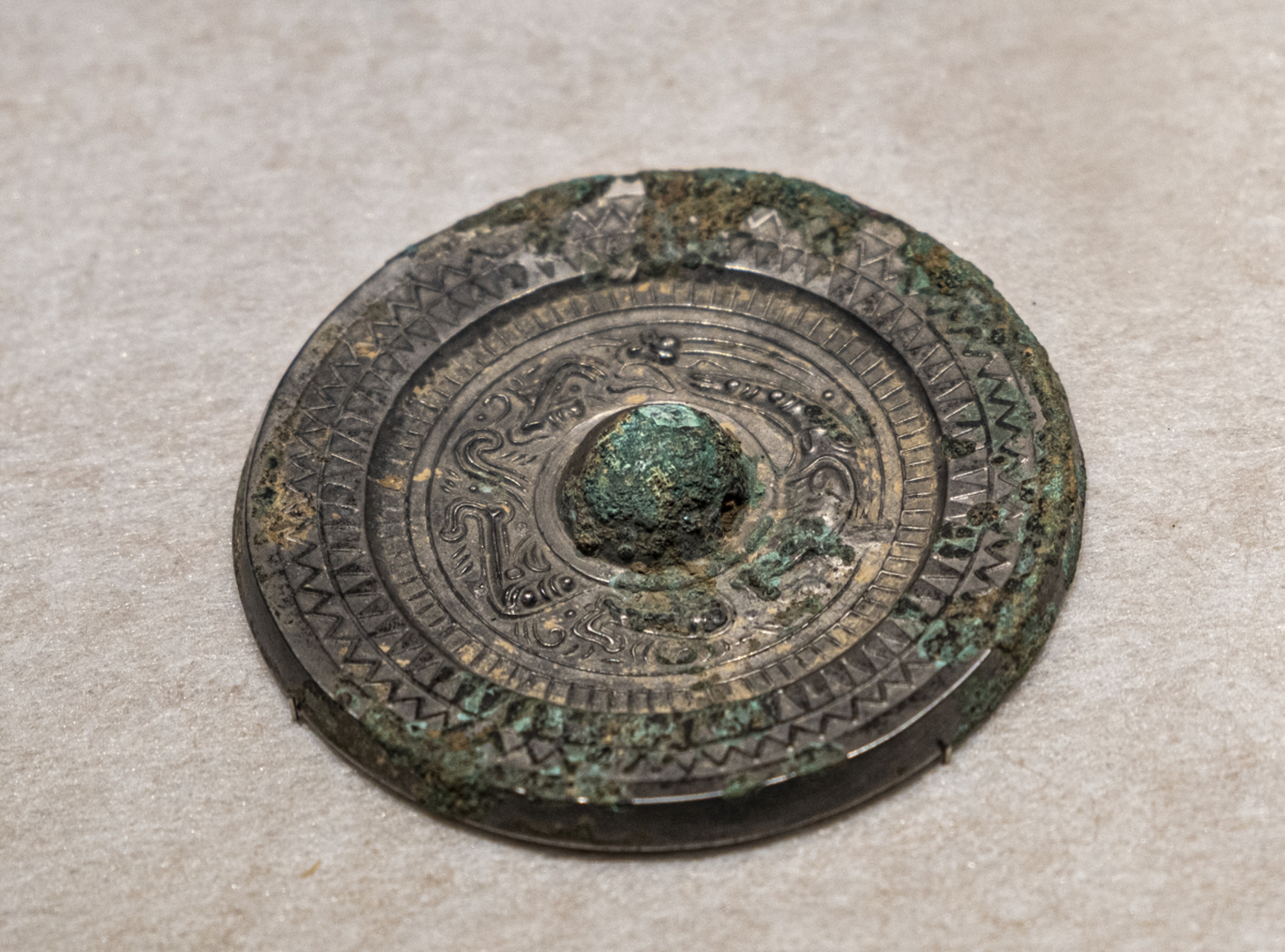 铜镜是古代常用的镜子,由抛光后的青铜制成.