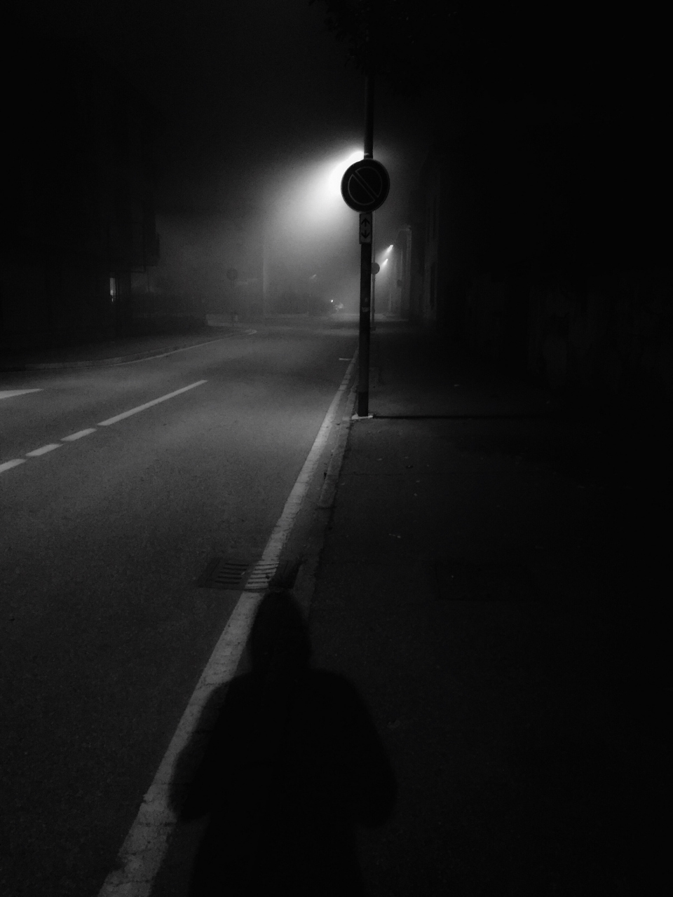 今晚独自走在街头,内心孤独如夜色般深沉.