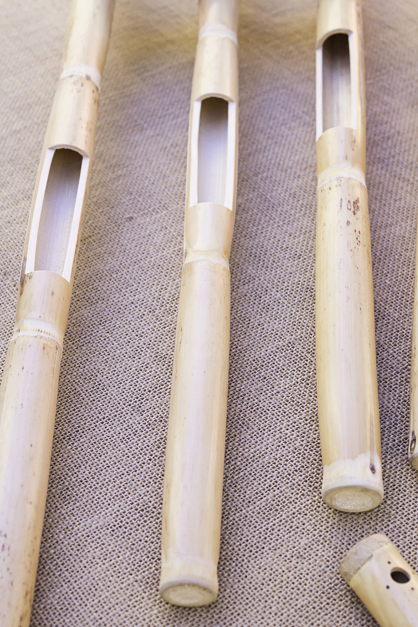 有趣的是,制作竹笛的竹子需要经过特殊的处理:它们必须在月光下晾晒