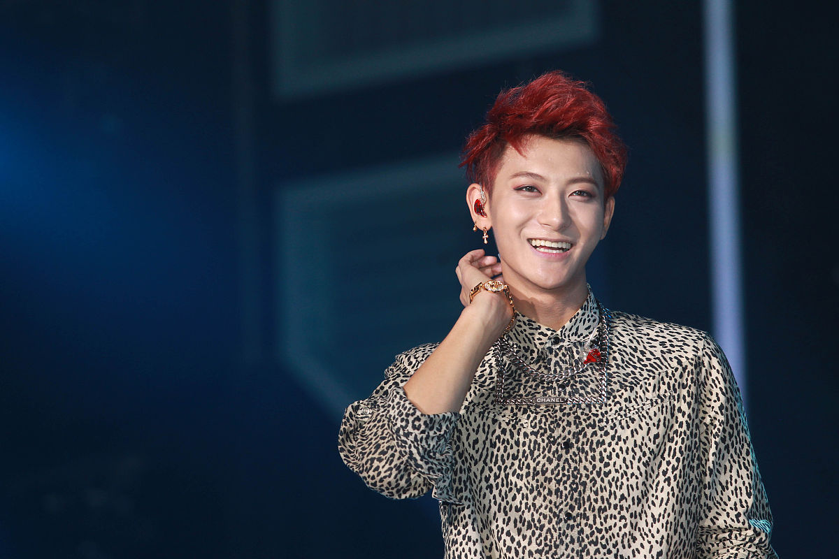 黄子韬将某音头像换成了他和徐艺洋的合照,还置顶了官宣恋情的视频