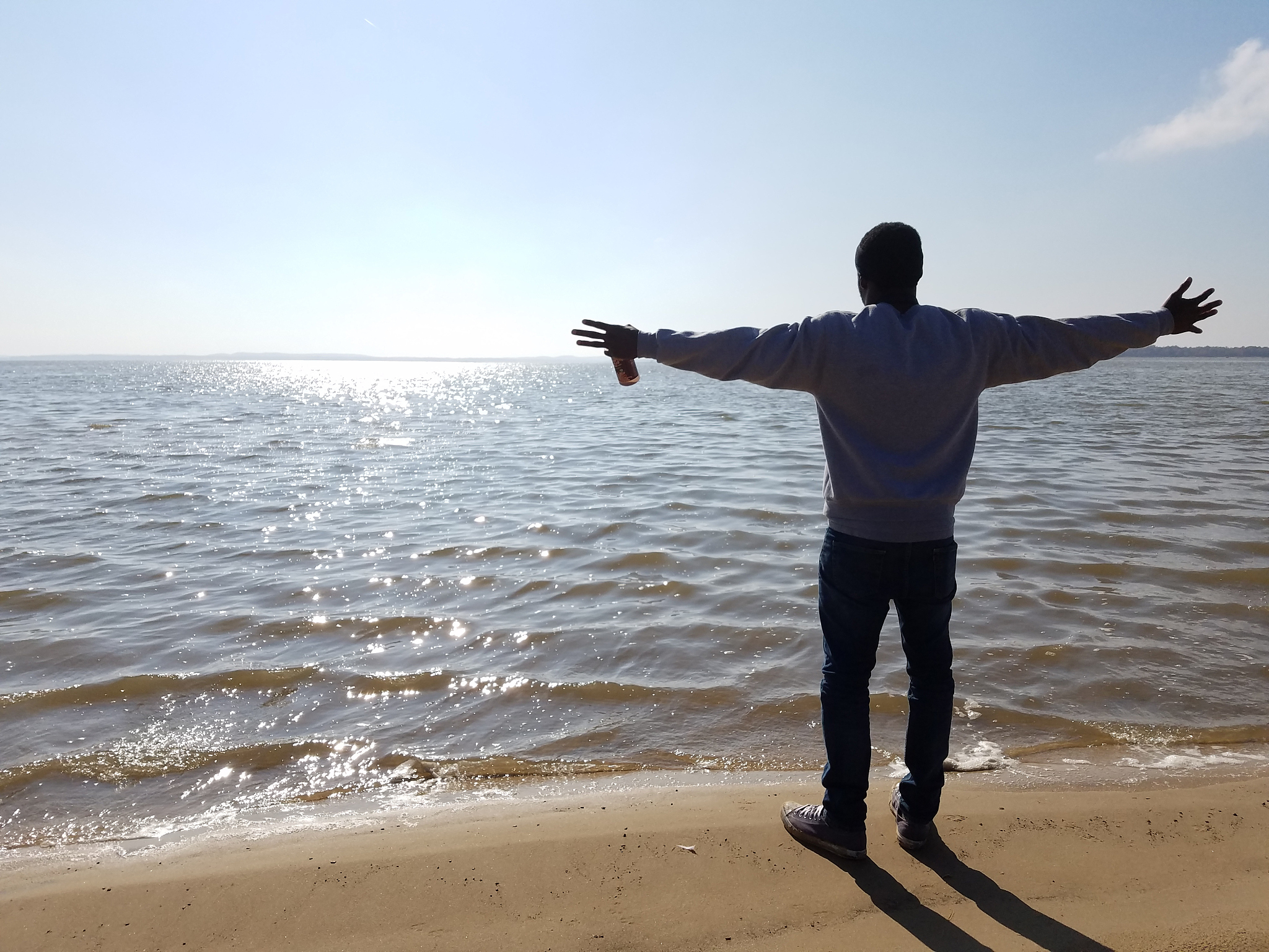 水边站着一个人,默默的看着河景,然后开着单车默默的离开