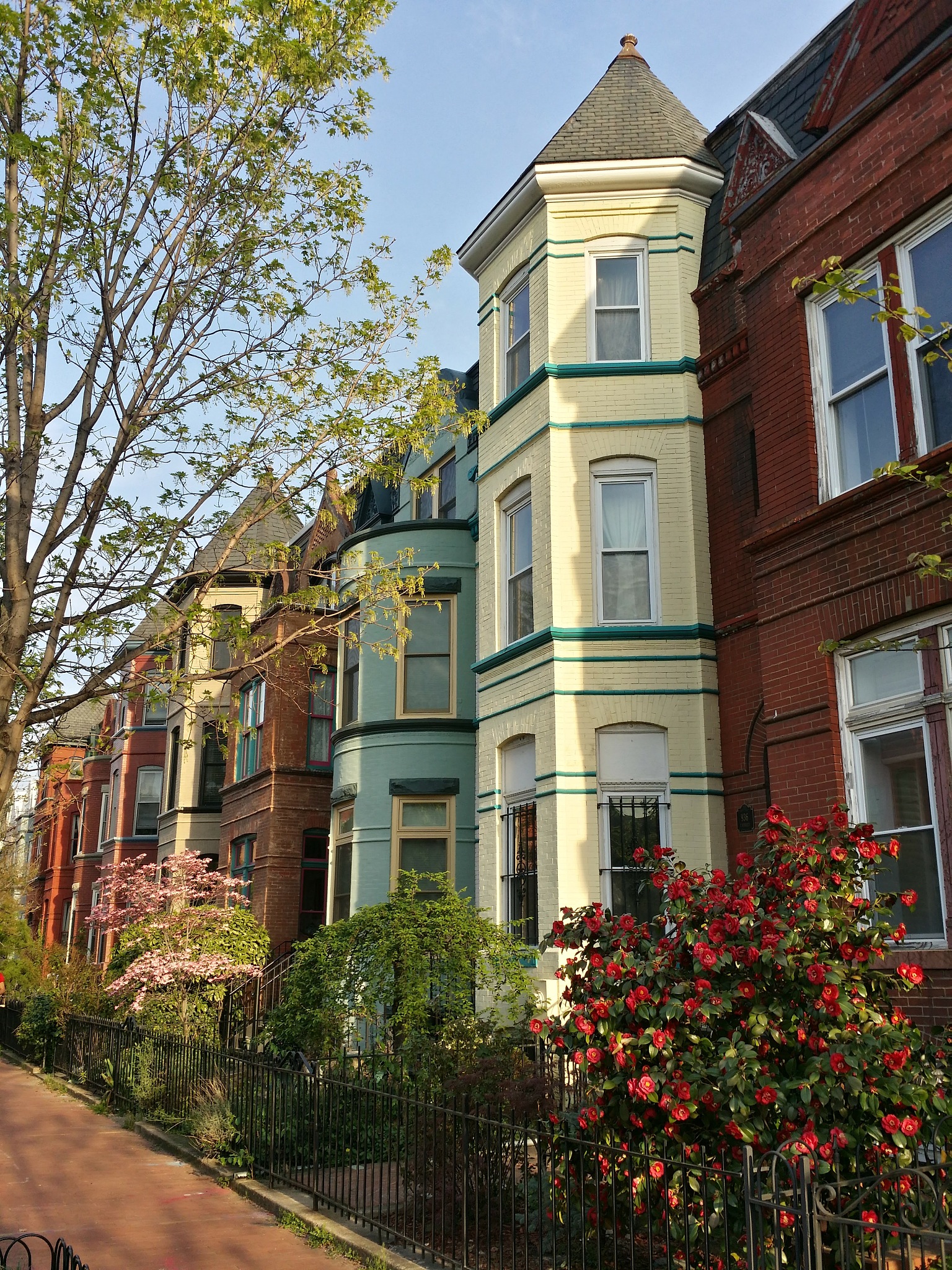 近日,上海市静安区巨鹿路880号的一套花园洋房易主,成交总价约3.