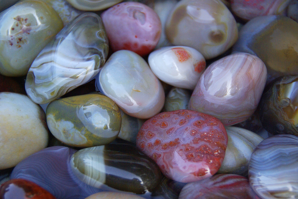 南京雨花石,主要产于南京市六合区及仪征市月塘镇一带,是南京,仪征