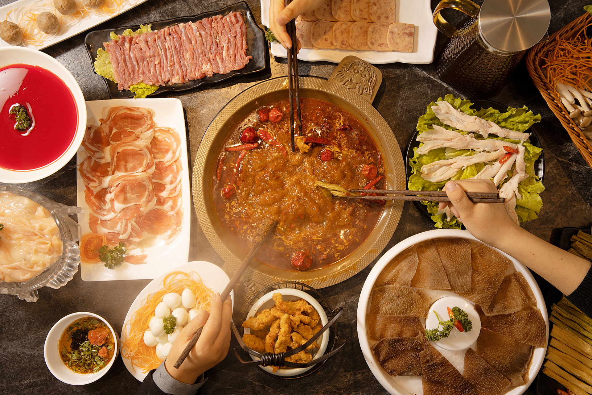 火锅作为一种深受人们喜爱的冬季美食,在传统文化中具有丰富的寓意和