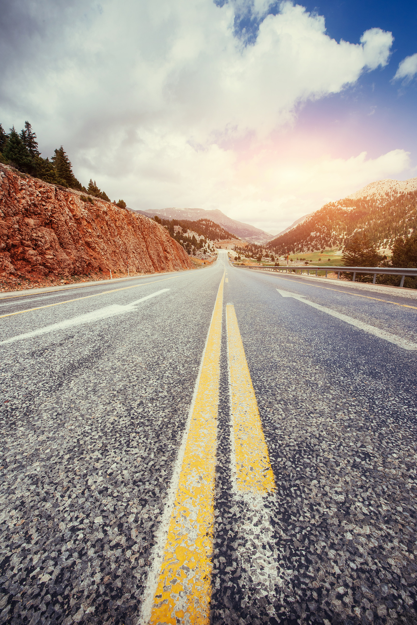 有些路看起来平坦顺畅,容易走;而有些路则充满了困难和挑战