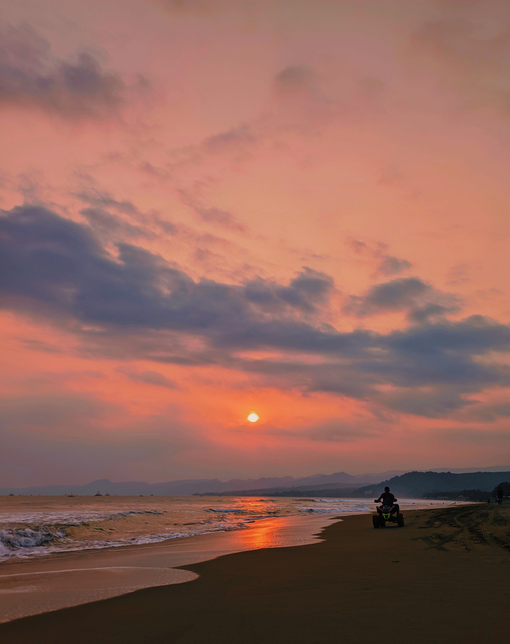 湛江的海风轻轻吹过,夕阳洒在金色的沙滩上.