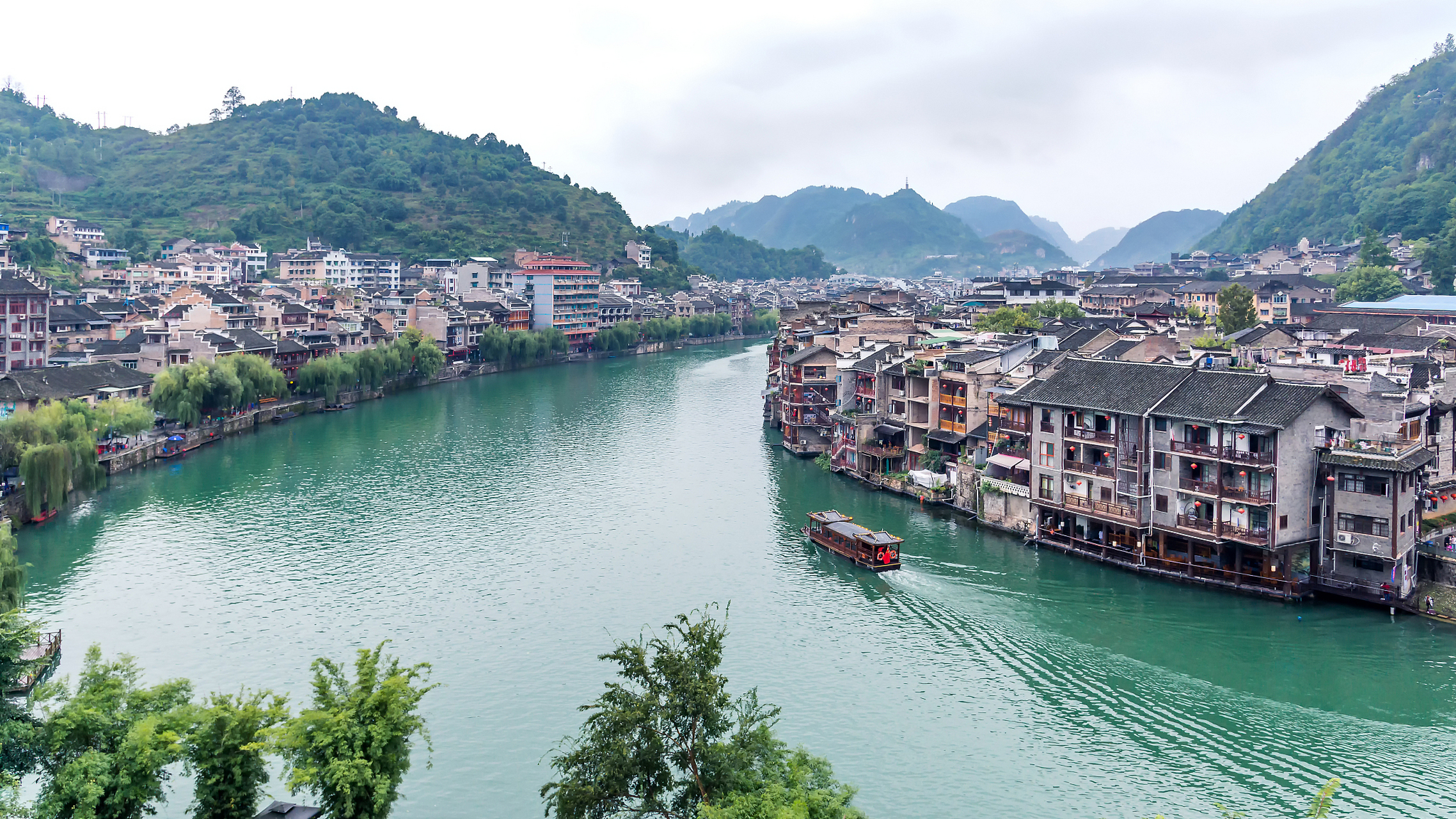 镇远古城不仅城内风景优美,景点众多,城外还有很多美景: 舞阳河风景区