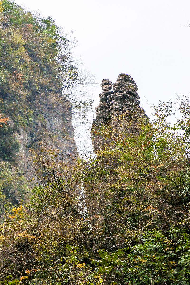 双乳山峦宛如大地之韵,蜿蜒于贵州的翠绿间.