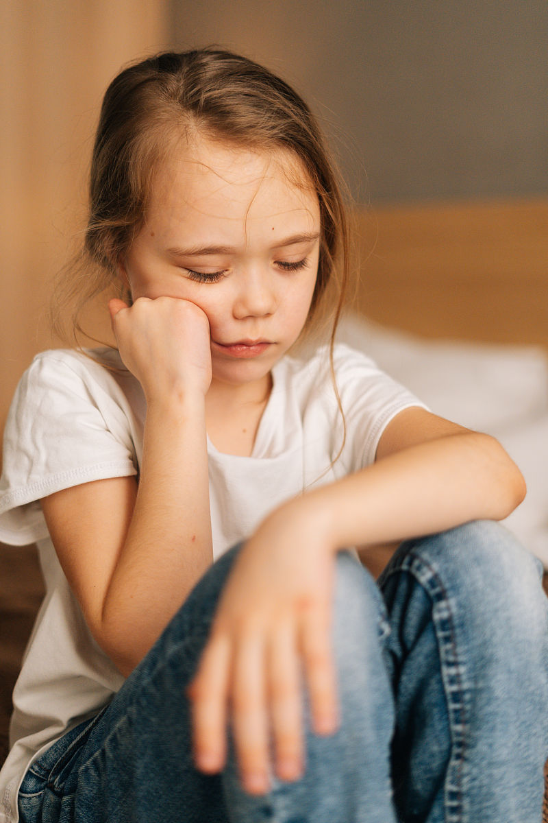 尤其在教育孩子时,许多家长会认为爱哭的孩子缺乏坚强和自我控制