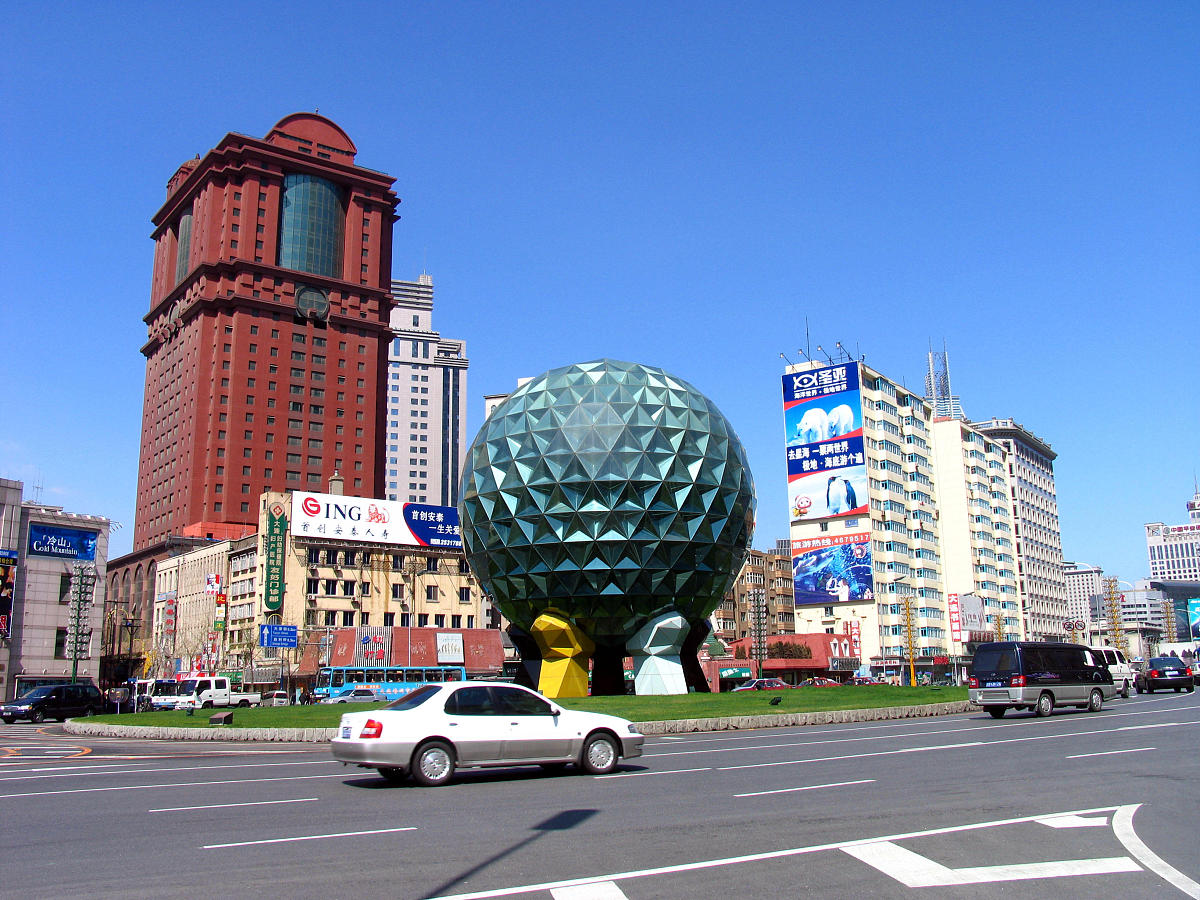 大连友好广场,位于辽宁省大连市中山区的心脏地带,历经帝俄殖民统治