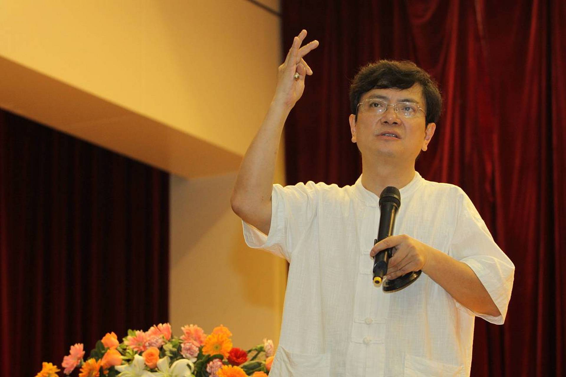 礼貌待人:大学生应该尊重他人,礼貌待人,不无礼和粗鲁.