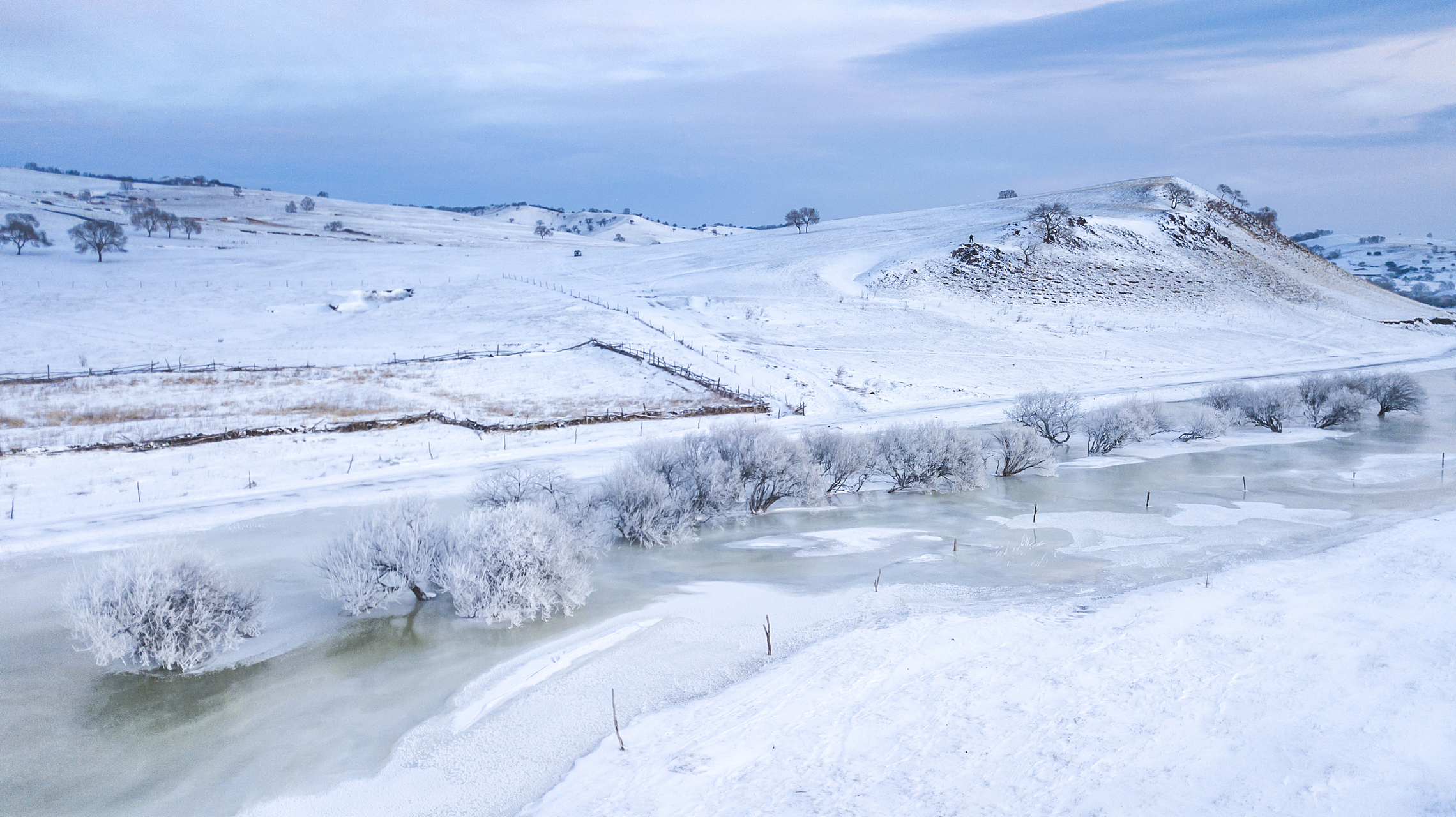 "若尔盖的冬天,一片银装素裹,如诗如画.