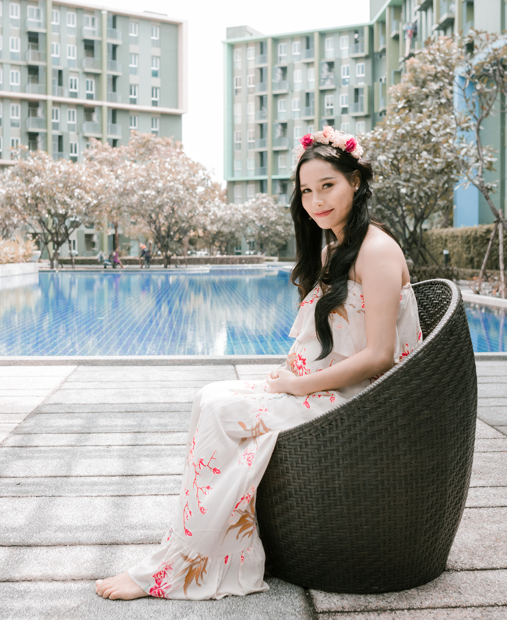 下小仙女, 花样年华情真意切; 美丽的沙发乳白色 , 美人轻坐稍微倾斜