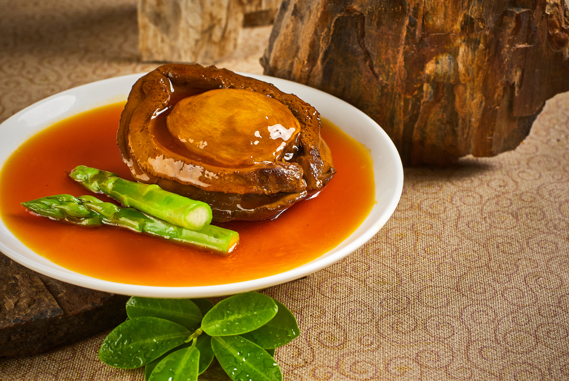 烧汁鲍鱼肉质鲜嫩,软中带韧,味道鲜香,让人回味无穷.