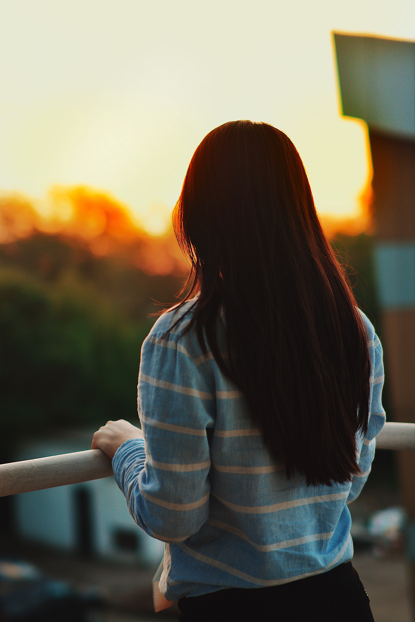 背影好看的女人侧面图片