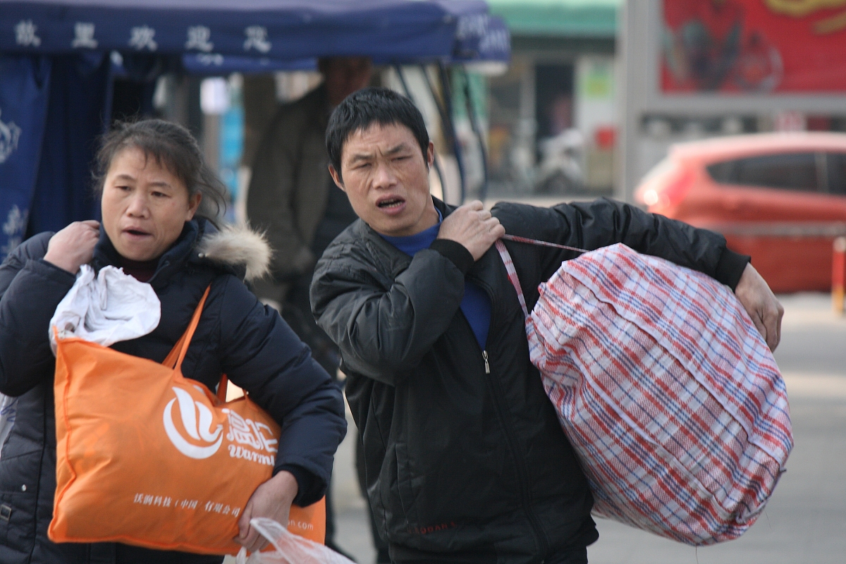 打工人披星戴月,归家时疲惫满身. 一日将尽,心情如花开般豁然