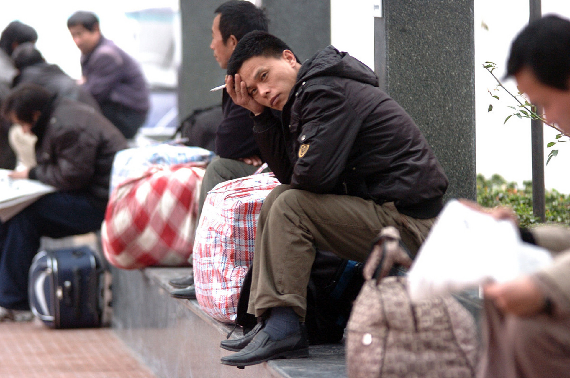 打工人下班,疲惫心难安. 日暮归家后,犹怀职场艰.