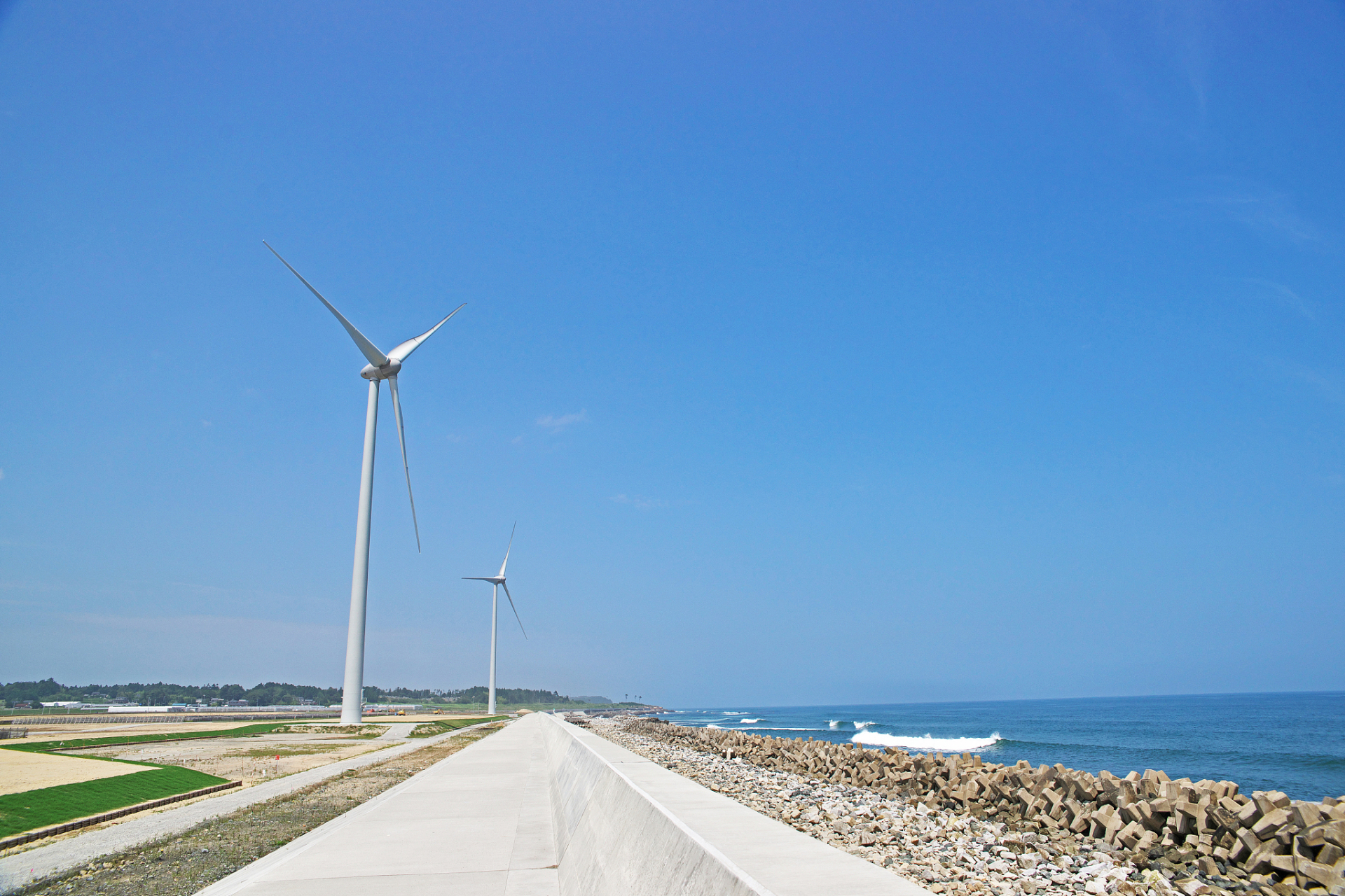 红海湾风车岛日落时分,金色的阳光洒在岛上,风车缓缓转动.