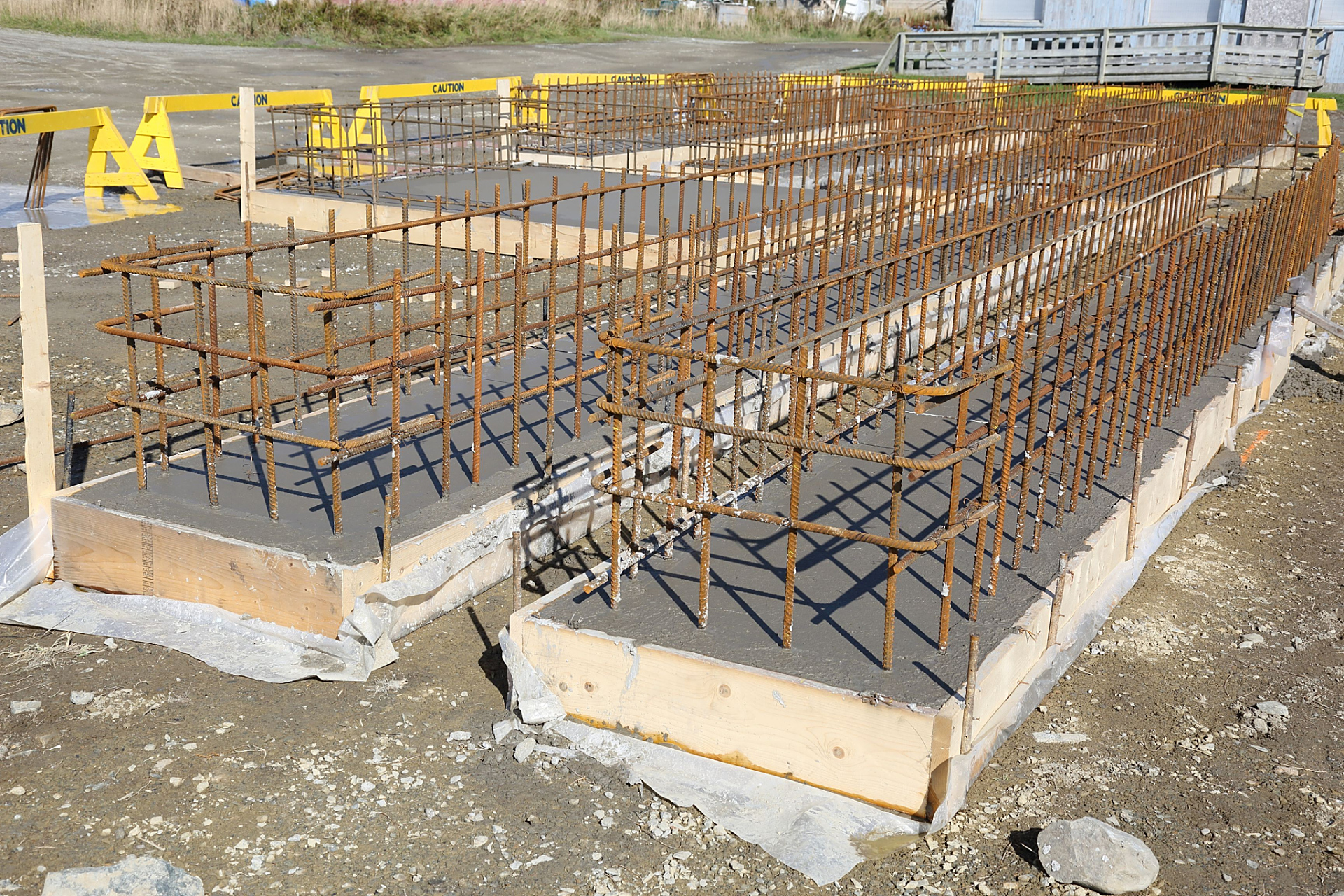 2,沙子220元一吨. 3,钢筋5400元一吨. 4,模板15元一平方. 5,加气 3..