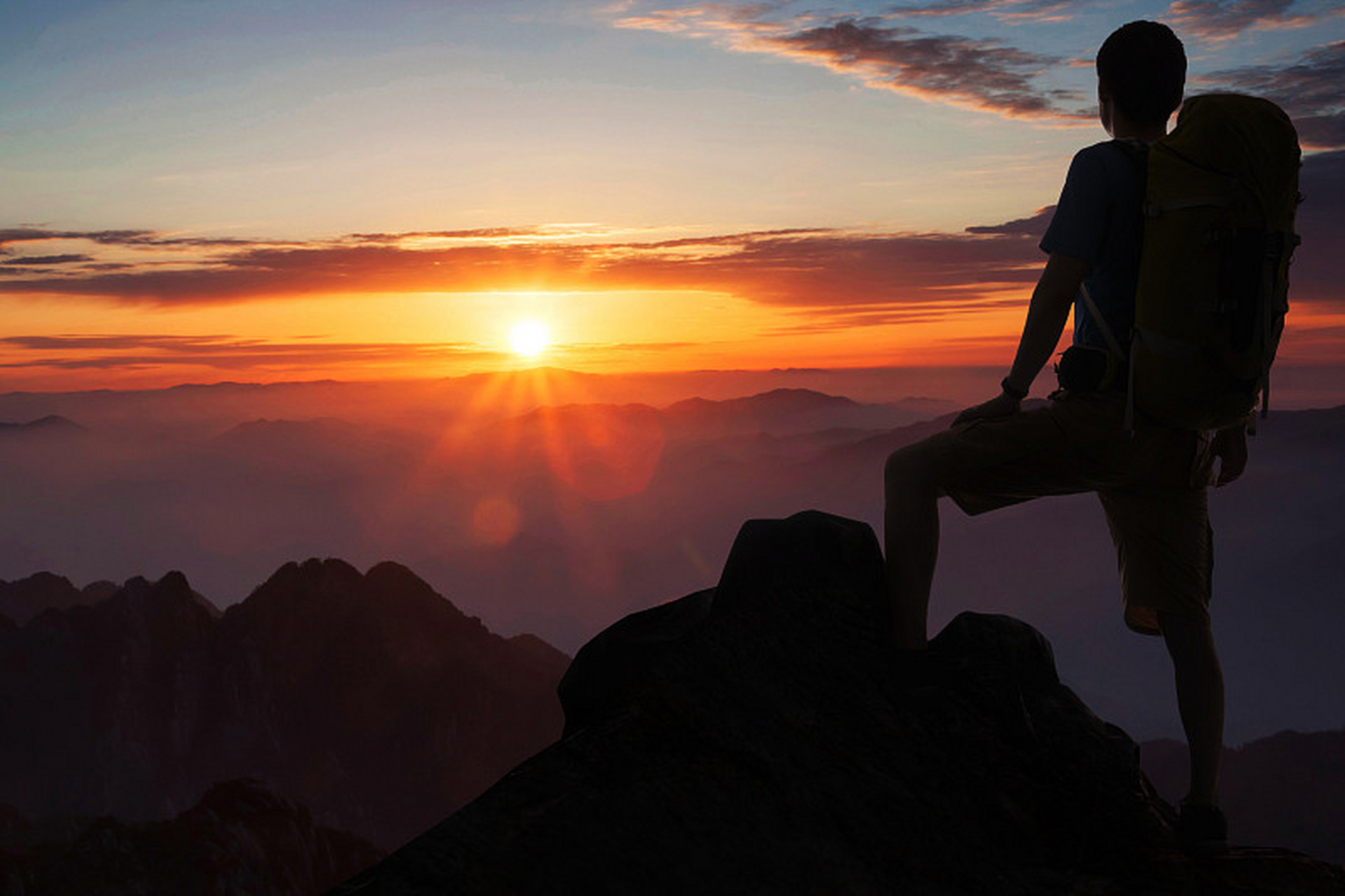 读书是登山观日出,临海听涛声,所以可以悦情;读书是