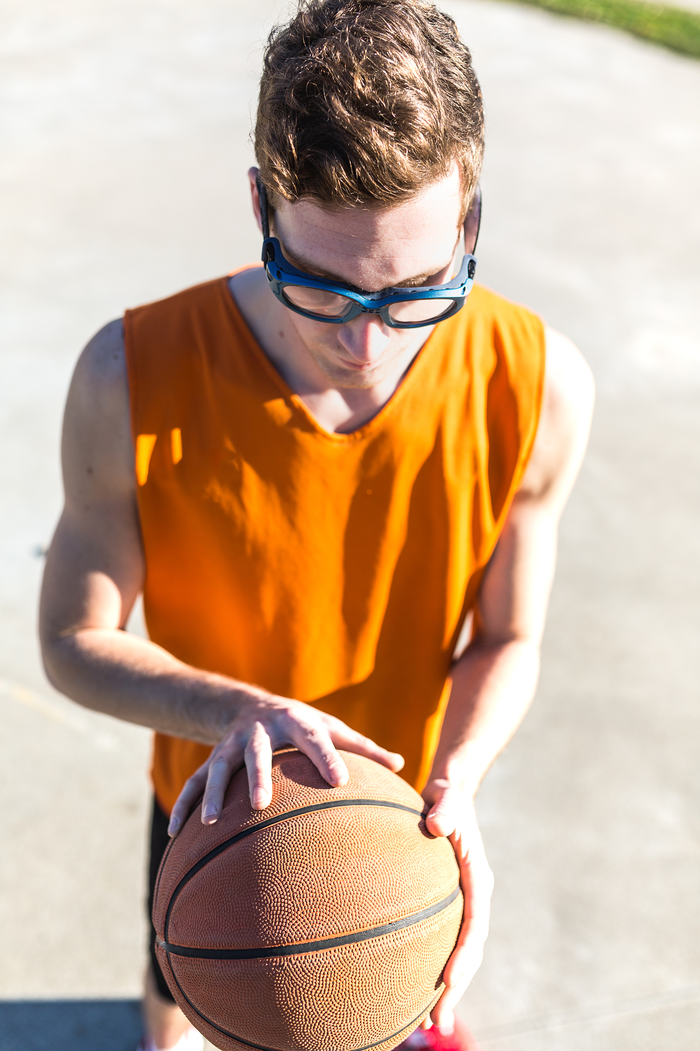 春日无框行动#小明作为一位热衷篮球运动的高手,近视无疑给他带来了